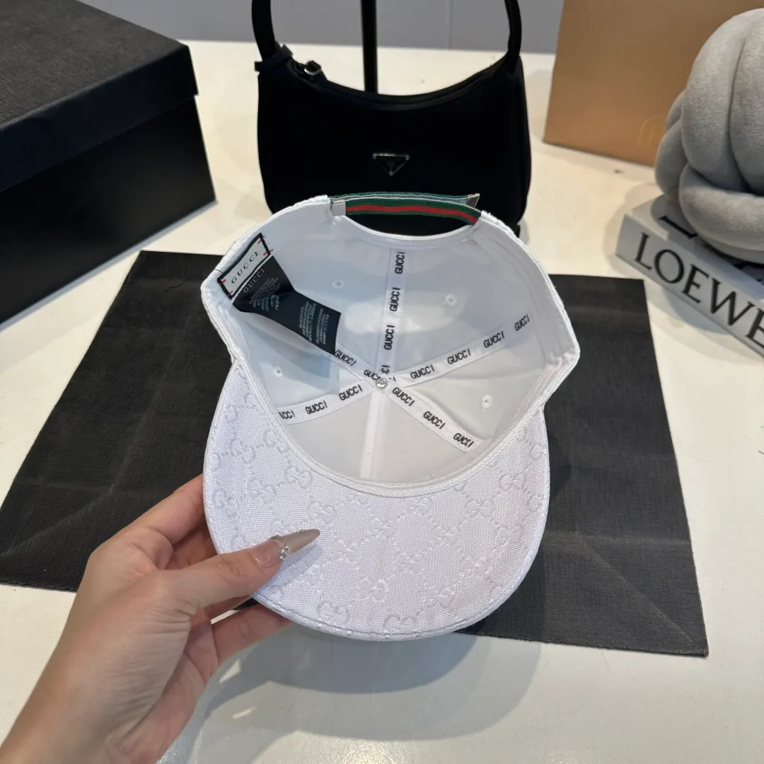 P56 Gucci Baseball Cap♥️GUCCI🧢New product from the official website, baseball cap, original quality, hot arrival 🔥🎩 The craftsmanship is very exquisite, high-end and classy! Low-key luxury, easy to carry! Running volume!