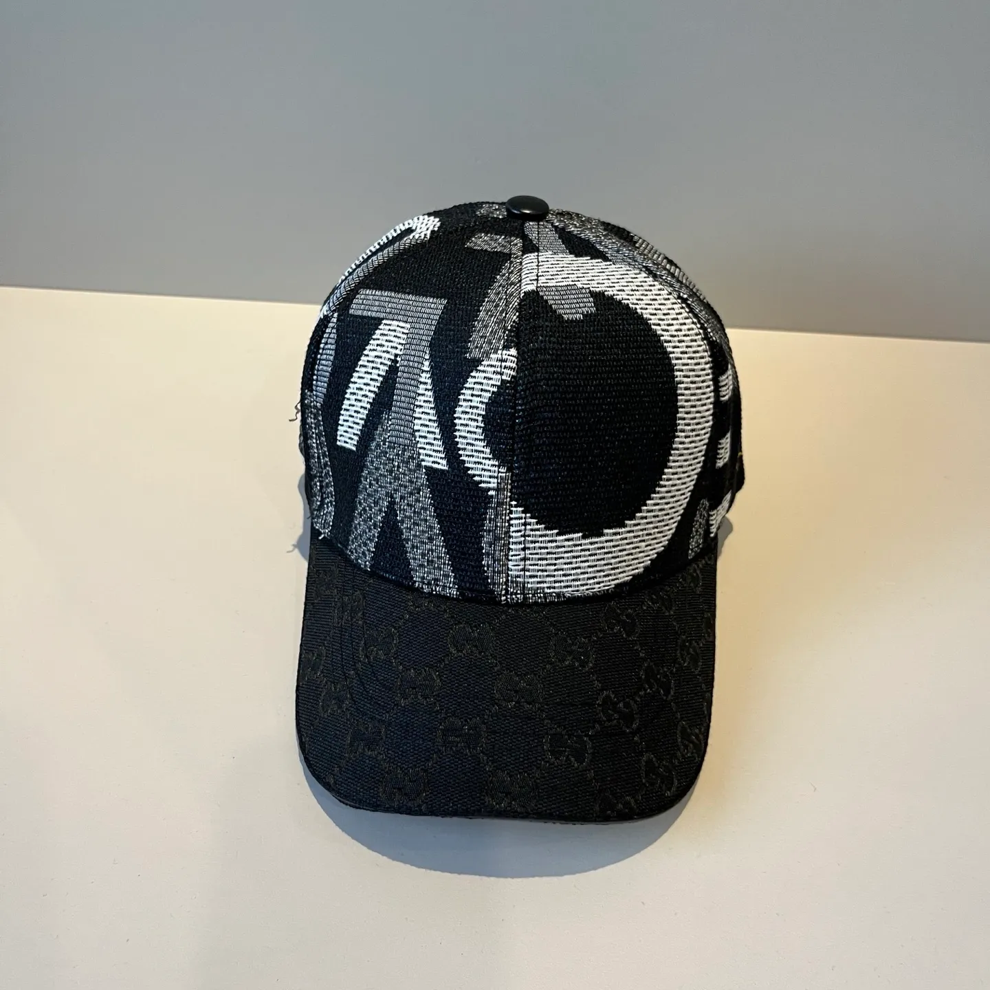 P60 Gucci Baseball Cap♥️GUCCI🧢New product from the official website, baseball cap, original quality, very popular 🔥🎩 The craftsmanship is very exquisite, high-end and classy! Low-key luxury, easy to carry! Running volume!