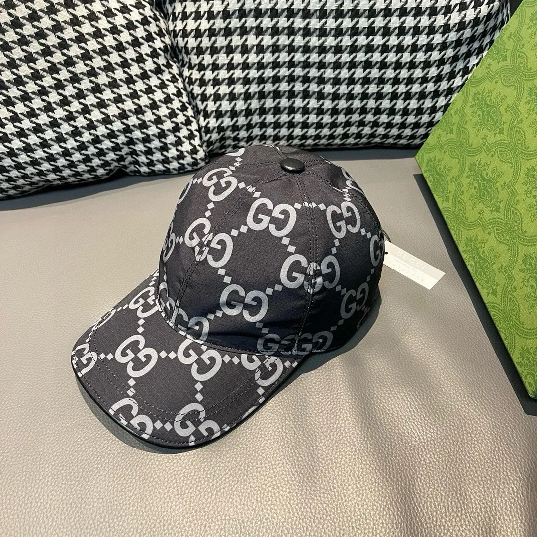 P90 new model shipped from the official website, Gucci's latest original baseball cap, large double G, 1:1 mold customization at the counter, perfect alignment, original canvas fabric + first-layer cowhide, light and breathable! The basic head circumference is 56cm, and the patch is adjustable.