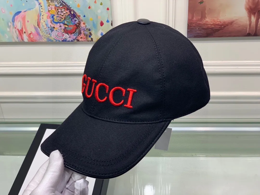 🉐️90 Comes with box bag, new original Gucci baseball cap, GUCCI embroidery, 1:1 mold customization, heavy embroidery, details comparable to those at the counter, original canvas fabric + first layer cowhide, great quality! The first choice for handsome men and beautiful women, fashionable and versatile. The basic head circumference is 56cm, and the patch is adjustable.