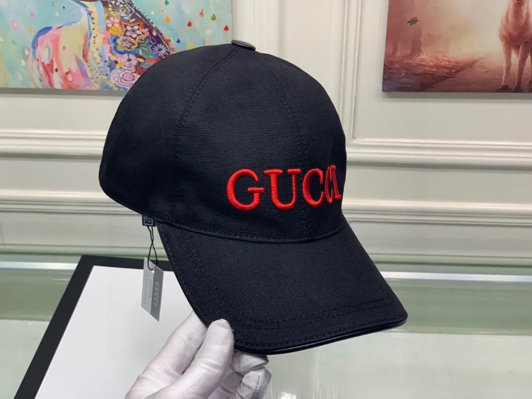 🉐️90 Comes with box bag, new original Gucci baseball cap, GUCCI embroidery, 1:1 mold customization, heavy embroidery, details comparable to those at the counter, original canvas fabric + first layer cowhide, great quality! The first choice for handsome men and beautiful women, fashionable and versatile. The basic head circumference is 56cm, and the patch is adjustable.