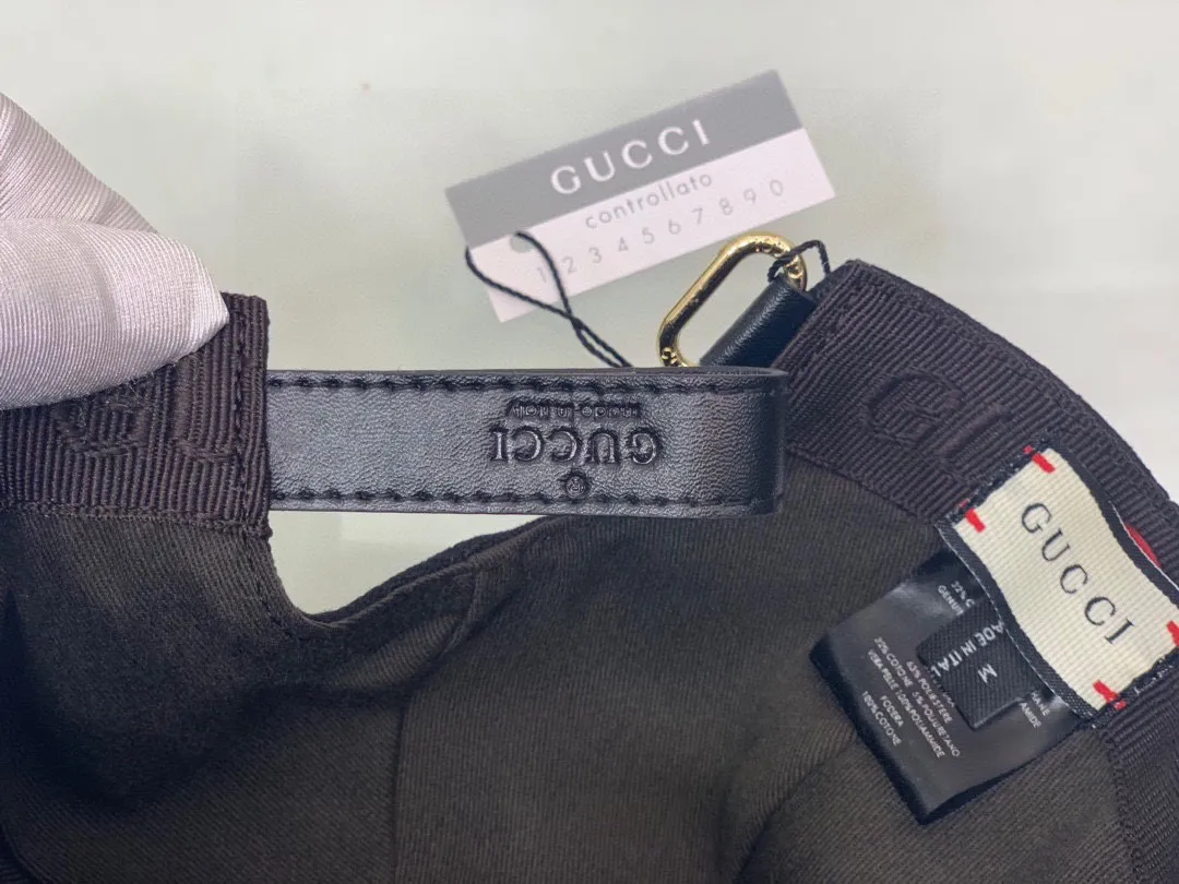 🉐️90 Comes with box bag, new original Gucci baseball cap, GUCCI embroidery, 1:1 mold customization, heavy embroidery, details comparable to those at the counter, original canvas fabric + first layer cowhide, great quality! The first choice for handsome men and beautiful women, fashionable and versatile. The basic head circumference is 56cm, and the patch is adjustable.