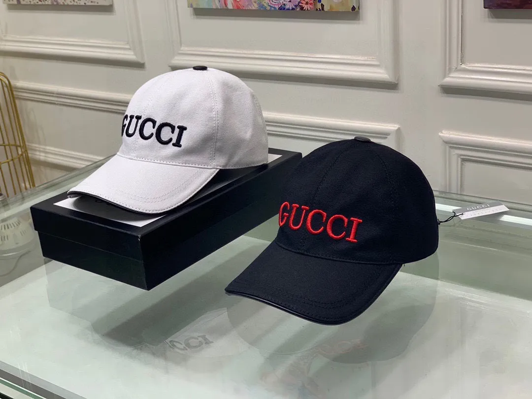 🉐️90 Comes with box bag, new original Gucci baseball cap, GUCCI embroidery, 1:1 mold customization, heavy embroidery, details comparable to those at the counter, original canvas fabric + first layer cowhide, great quality! The first choice for handsome men and beautiful women, fashionable and versatile. The basic head circumference is 56cm, and the patch is adjustable.