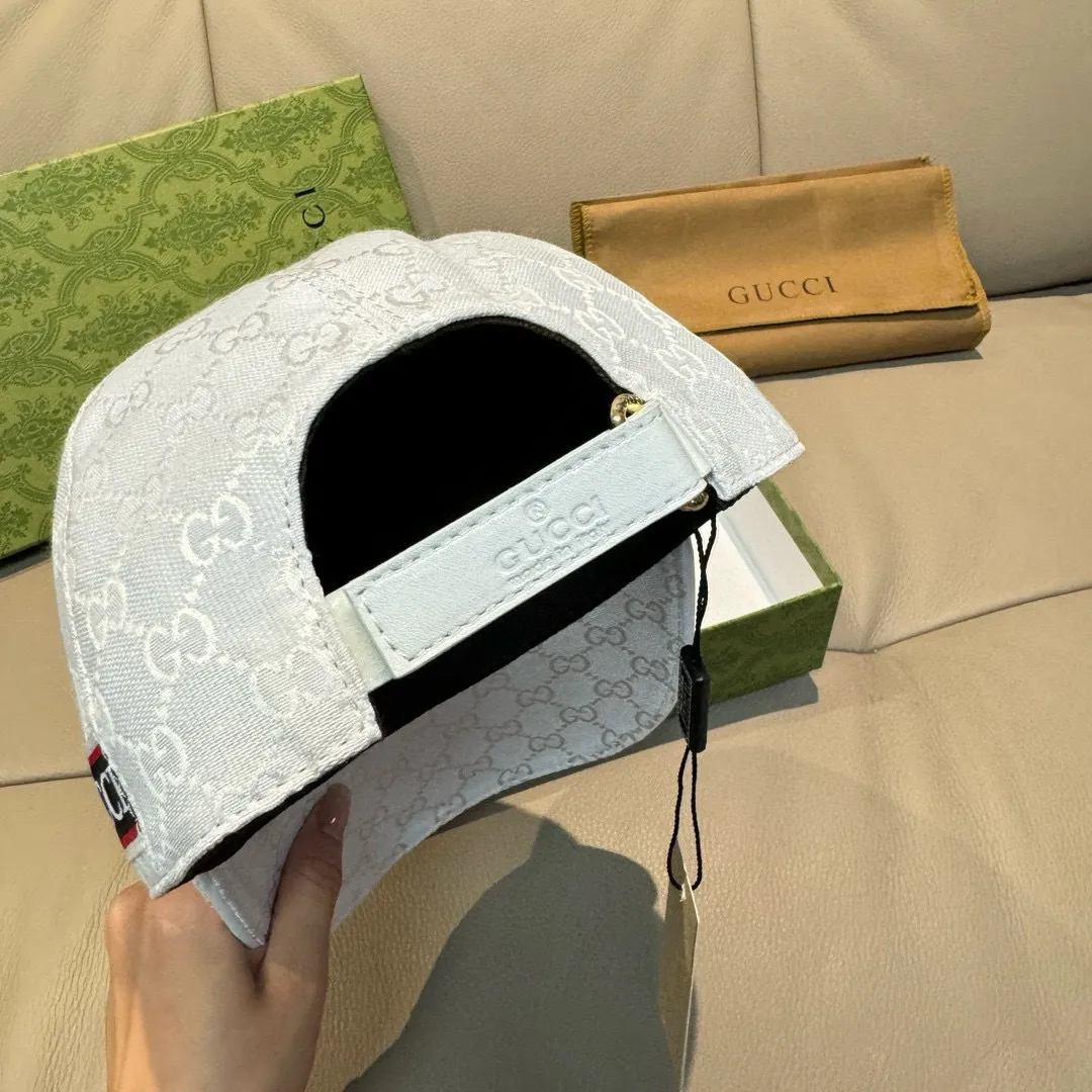 p90., Gucci's new original baseball cap, logo webbing, 1:1 mold opening and customization at the counter, original canvas fabric + first-layer cowhide, light and breathable! The basic head circumference is 56cm, and the patch is adjustable.