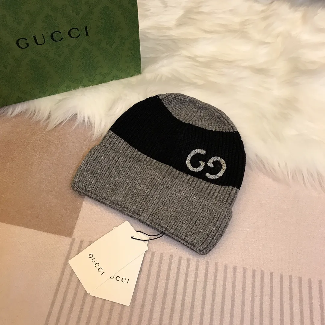 Special batch 🉐70💰 🧢GUCCI Gucci👒 The latest knitted hat from the official website, a replica of the original one from the official website. Very soft and skin-friendly, very elastic 💓 Textured and very versatile style ~ Warm cashmere wool hat, one size fits all and elastic ~ Unisex, can be worn by any head circumference. Really recommended