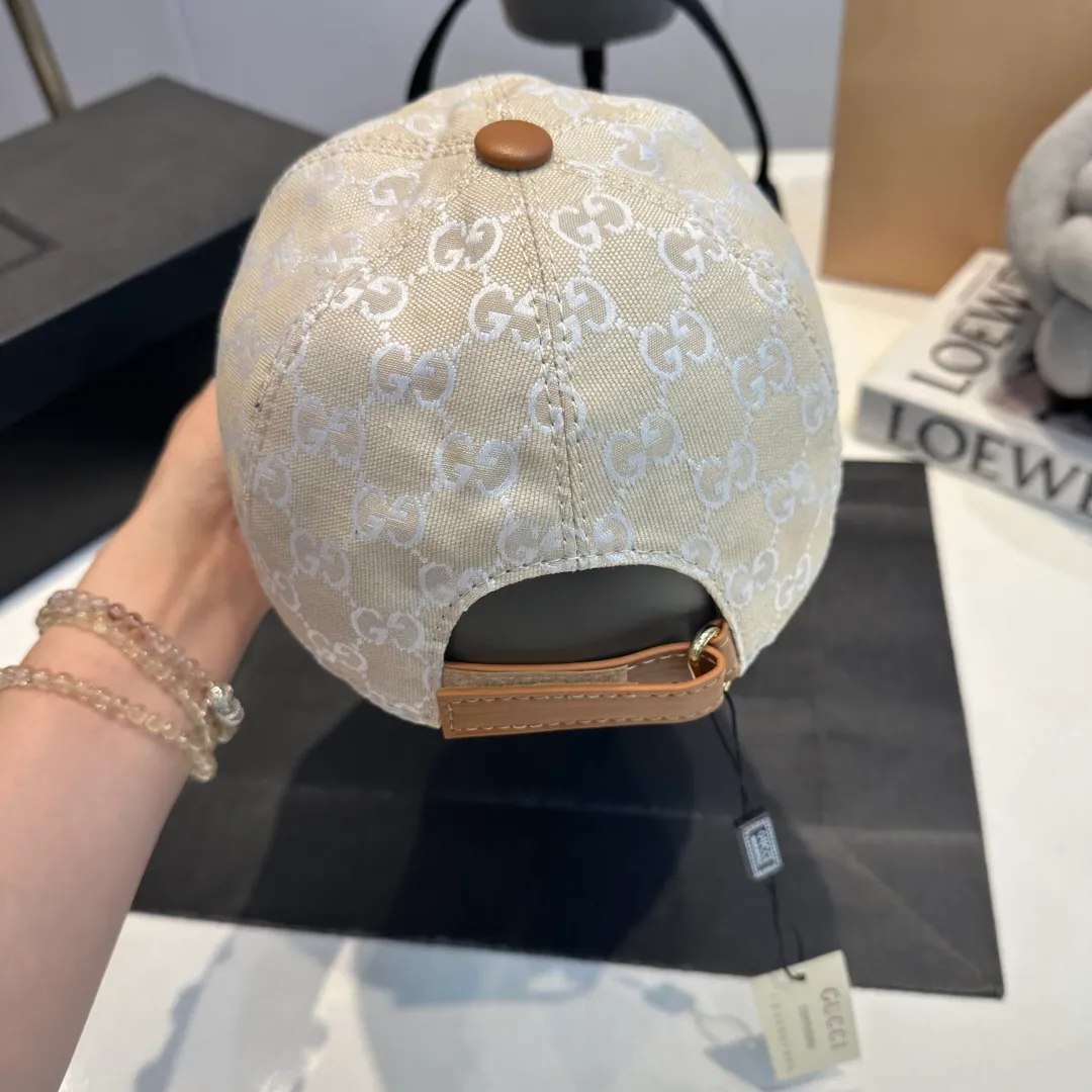 P90 Gucci (Gucci) new original baseball cap, metal small double G, the latest model at the counter, 1:1 mold opening and customization, genuine mold opening hardware, original canvas fabric + first layer of cowhide, original quality! The quality is great, the basic head circumference is 56cm, and the patch is adjustable.