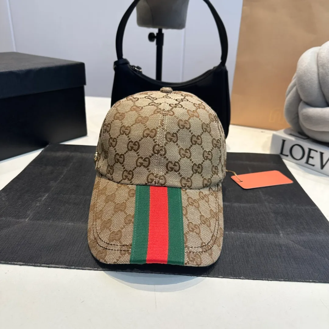 P70 original version shipped! Gucci's latest original baseball cap with wide webbing. 1:1 mold opening and customization at the counter, the highest version, original canvas fabric + first-layer cowhide, light and breathable! Photographed in real life, suitable for men and women in all seasons, basic head circumference 56