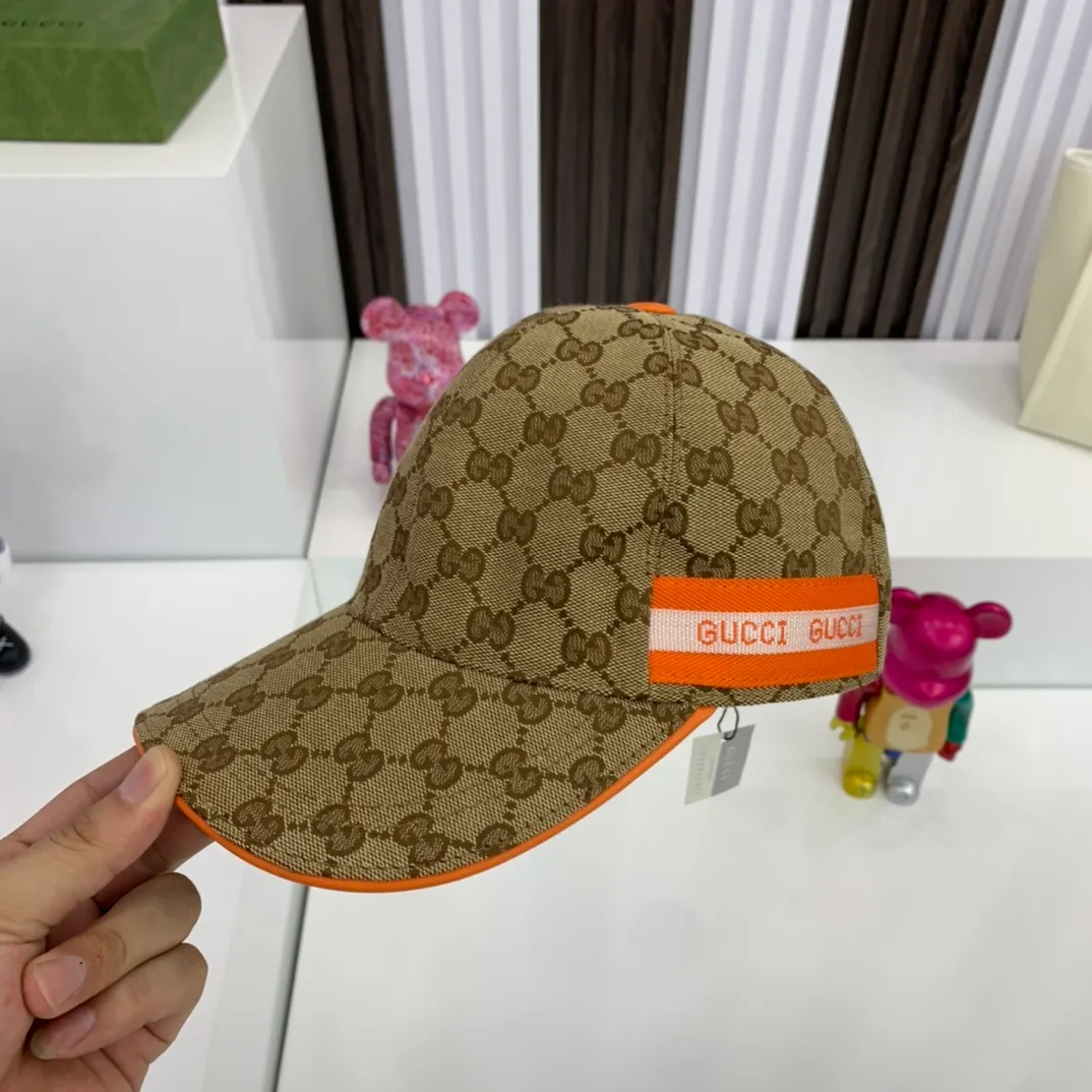 p110 Gucci (Gucci) original baseball cap, 1:1 mold customization, the details are comparable to those at the counter, original canvas fabric + first-layer cowhide, the quality is superb! The first choice for handsome men and beautiful women, fashionable and versatile. Basic head circumference 56, adjustable patch