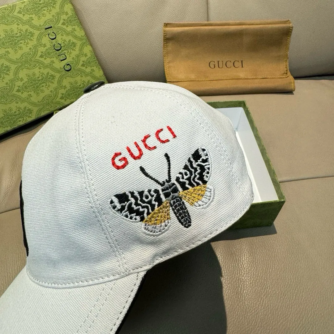 P160, NY&Gucci (Gucci) cooperation model, the latest original baseball cap, 1:1 mold customization, heavy embroidery, details comparable to counters, original canvas fabric + first-layer cowhide, excellent quality! The first choice for handsome men and beautiful women, fashionable and versatile. The basic head circumference is 56cm, and the patch is adjustable. Black and white two colors