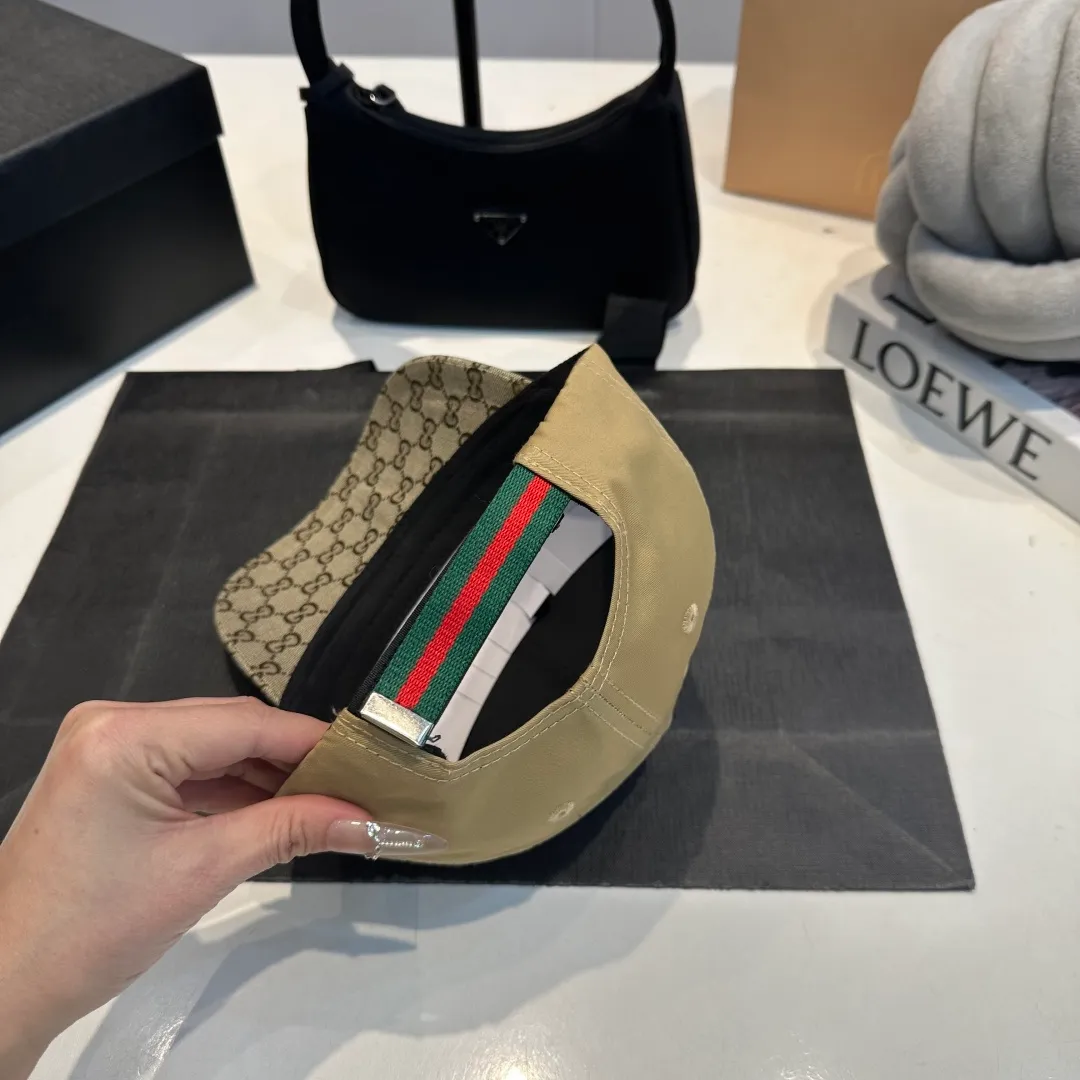 P56 Gucci Baseball Cap♥️GUCCI🧢New product from the official website, baseball cap, original quality, hot arrival 🔥🎩 The craftsmanship is very exquisite, high-end and classy! Low-key luxury, easy to carry! Running volume!