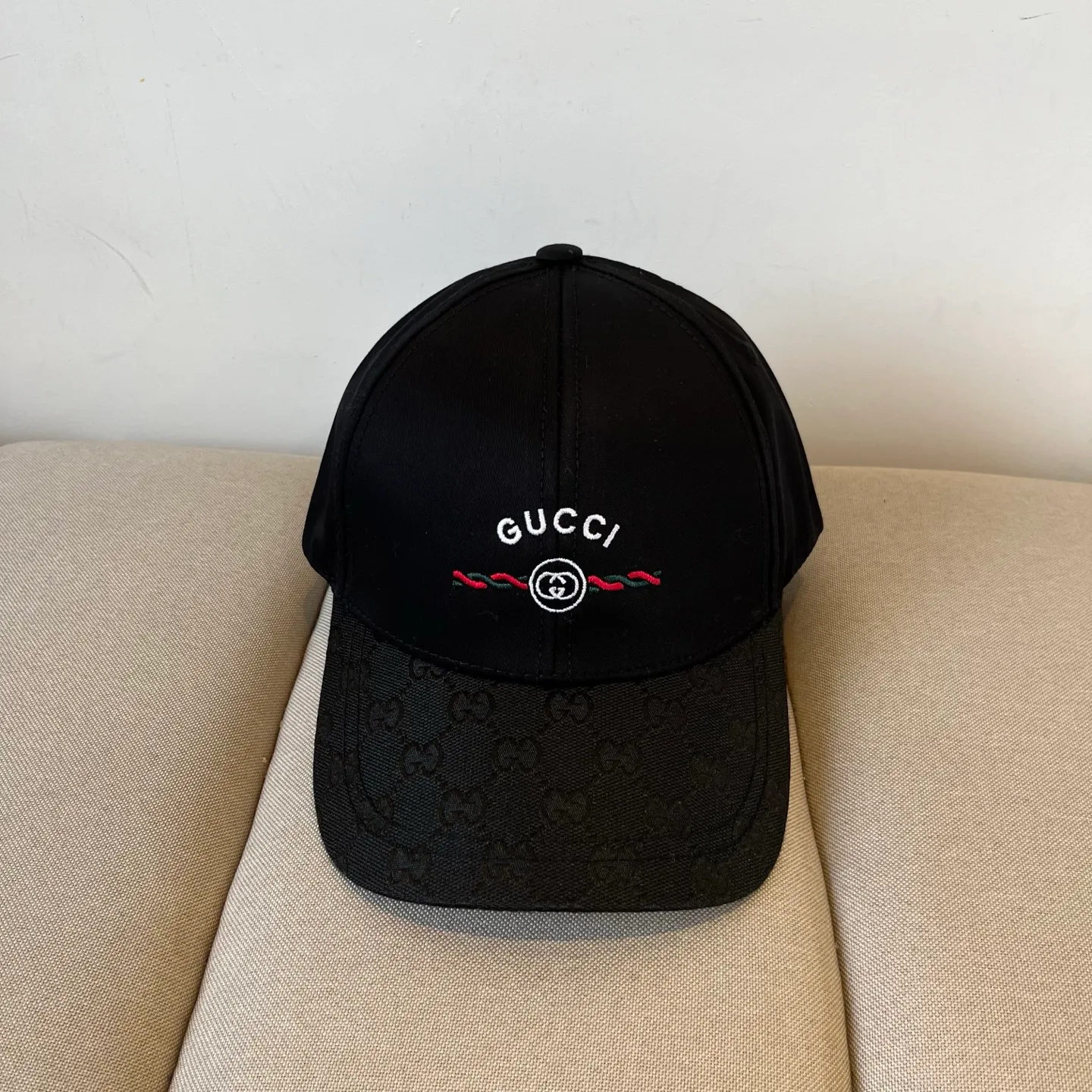 P60 Gucci Baseball Cap♥️GUCCI🧢New product from the official website, baseball cap, original quality, very popular 🔥🎩 The craftsmanship is very exquisite, high-end and classy! Low-key luxury, easy to carry! Running volume!