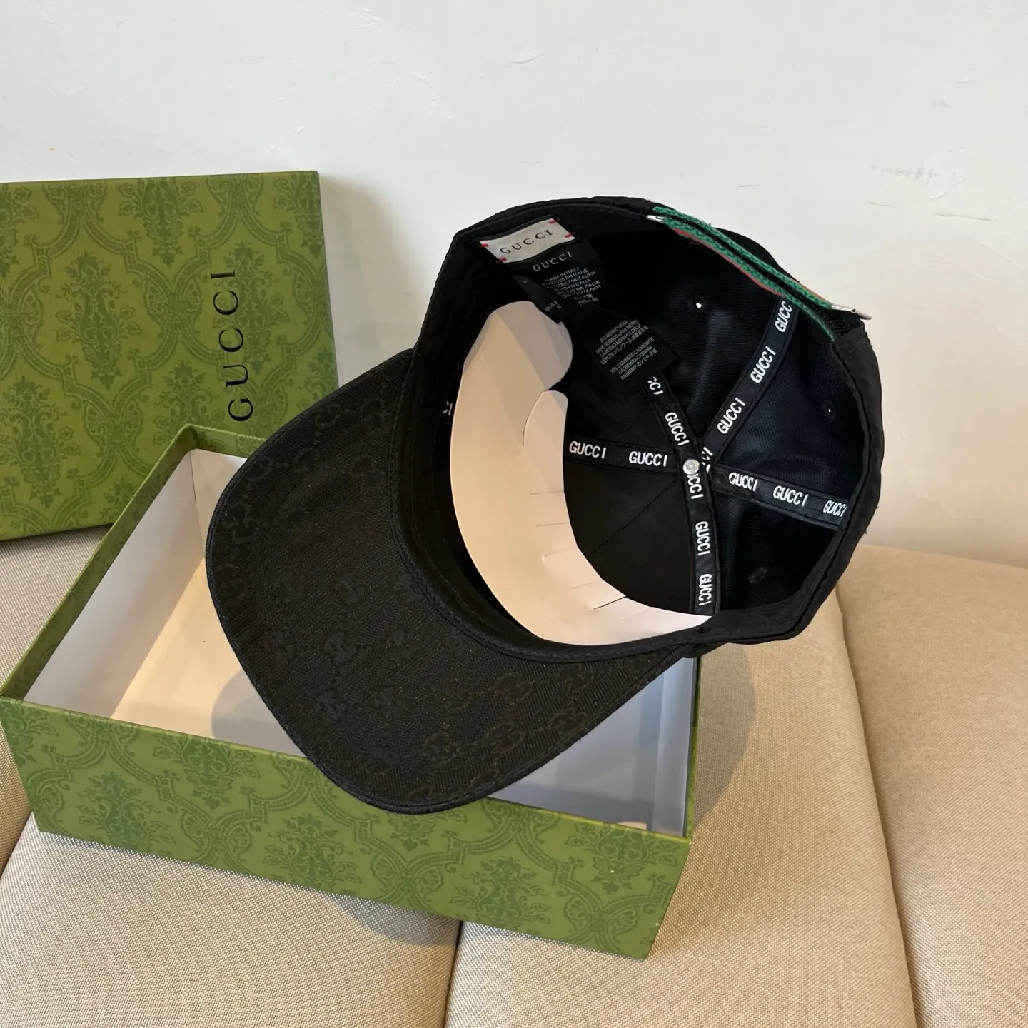P60 Gucci Baseball Cap♥️GUCCI🧢New product from the official website, baseball cap, original quality, very popular 🔥🎩 The craftsmanship is very exquisite, high-end and classy! Low-key luxury, easy to carry! Running volume!