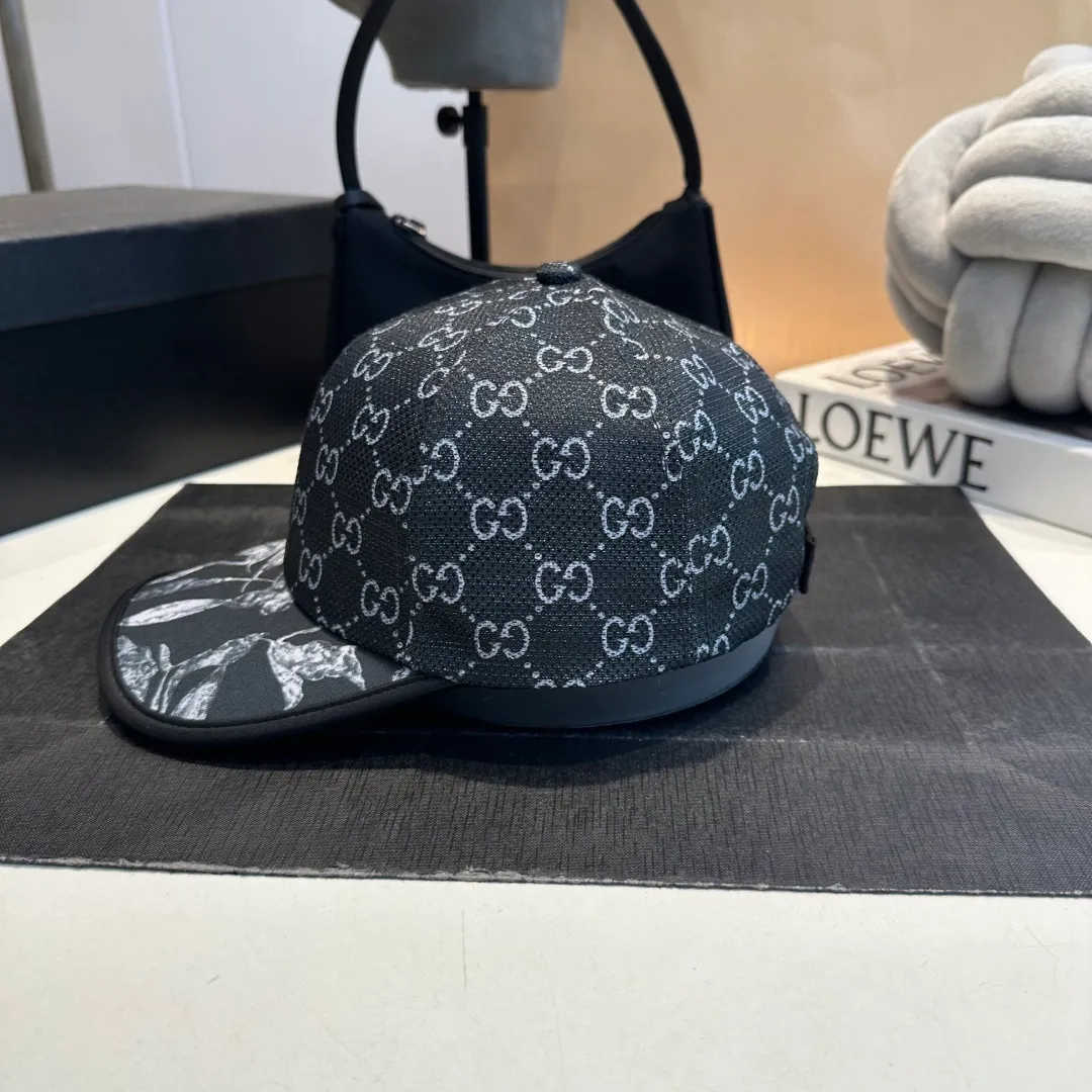 P56 Gucci Baseball Cap♥️GUCCI🧢New product from the official website, baseball cap, original quality, hot arrival 🔥🎩 The craftsmanship is very exquisite, high-end and classy! Low-key luxury, easy to carry! Running volume!