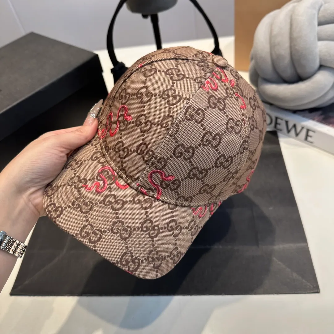 P54 Gucci Baseball Cap GUCCI🧢Official website new product, baseball cap, original quality is very popular. The workmanship is very exquisite, high-end and classy! Low-key luxury, easy to carry! Running volume!