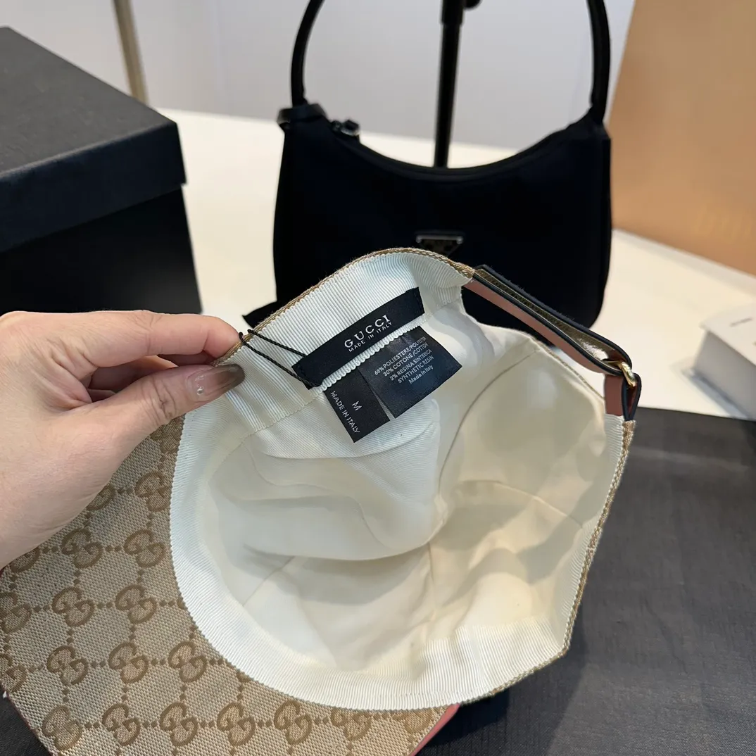 P240 GUCCI Gucci baseball cap customized fine webbing.   The craftsmanship is very exquisite, high-end and classy! Low-key luxury, easy to carry! The best-selling model in the counter, dark pattern small pair G, 1:1 mold opening and customization, waterproof fabric, pure cotton lining, light and breathable. Perfect fit, accurate alignment, each leather buckle has a different code, cow leather adjustment buckle, exclusive real shot, suitable for men and women.