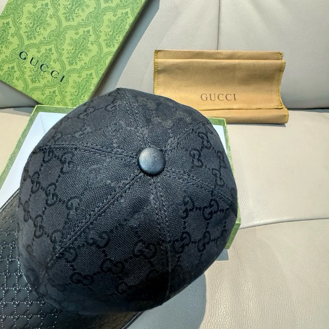 P90, Gucci (Gucci) classic original baseball cap, small double G cowhide stitching, 1:1 mold customization, excellent quality! The brim is embossed with first-layer cowhide, the quality is excellent! The basic head circumference is 56cm, the patch is adjustable, the original version is shipped in two colors from the counter, a hot seller!