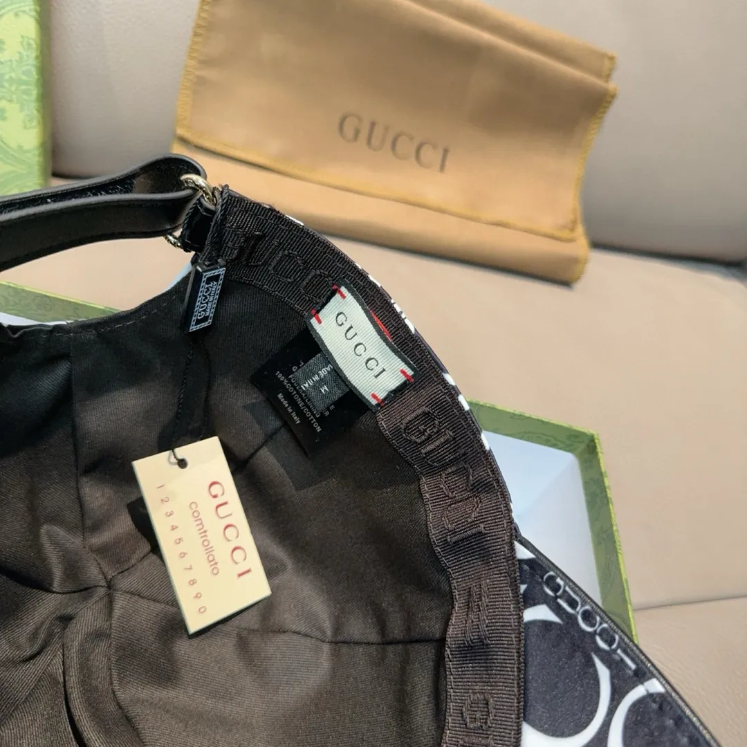p90, Gucci (Gucci) new original baseball cap, GUCCI silk screen printing, 1:1 mold opening and customization at the counter, original canvas fabric + first layer of cowhide, pure cotton lining, light and breathable! The quality is great, the basic head circumference is 56cm, and the patch is adjustable.