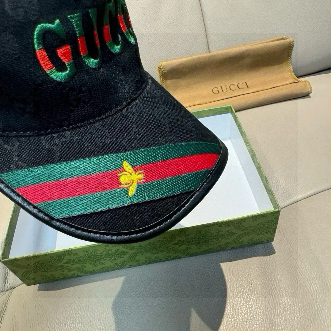 P90, Gucci's new original baseball cap, 1:1 mold customization, heavy embroidery, details comparable to those at counters, original canvas fabric + first-layer cowhide, great quality! The first choice for handsome men and beautiful women, fashionable and versatile. The basic head circumference is 56cm, and the patch is adjustable.