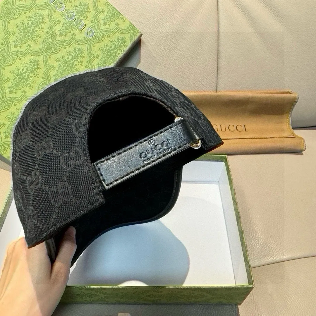 P90, Gucci's new original baseball cap, 1:1 mold customization, heavy embroidery, details comparable to those at counters, original canvas fabric + first-layer cowhide, great quality! The first choice for handsome men and beautiful women, fashionable and versatile. The basic head circumference is 56cm, and the patch is adjustable.