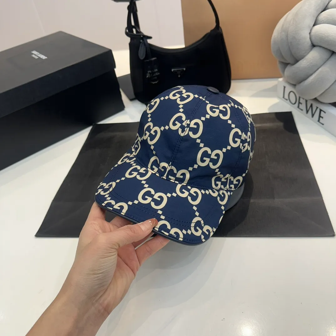 P80 Gucci (Gucci) new spring and summer original baseball cap, logo webbing, 1:1 mold customization, original canvas fabric + first-layer cowhide, popular purchasing agent, versatile style for men and women, great quality! Basic head circumference 56, adjustable patch