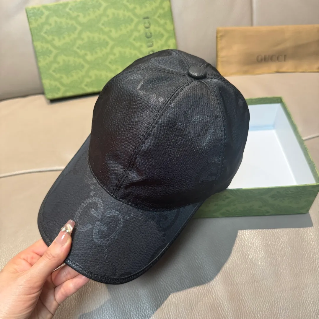 p90., Gucci Gucci’s new original baseball cap, large double G, 1:1 mold opening and customization at the counter, perfect matching pattern, original canvas fabric + first-layer cowhide, light and breathable! The basic head circumference is 56cm, and the patch is adjustable.