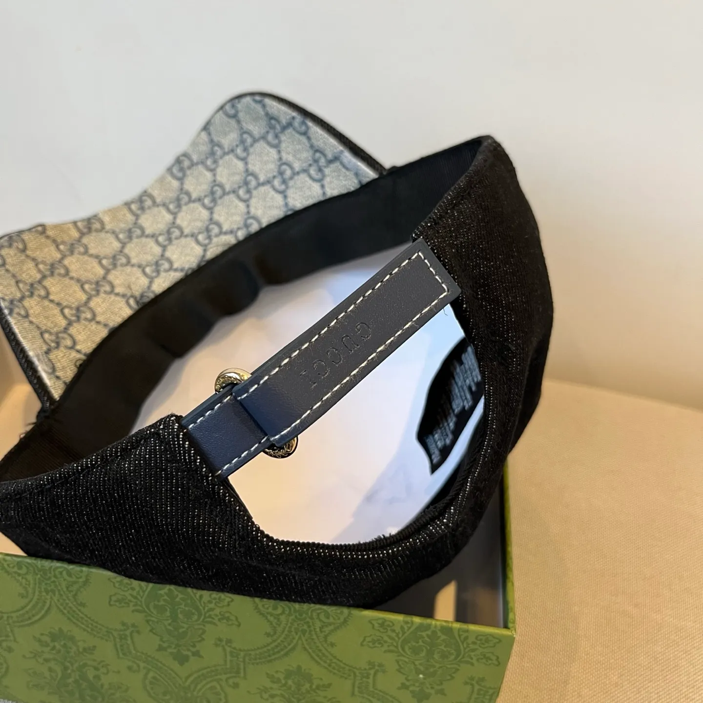 P60 Gucci Baseball Cap♥️GUCCI🧢New product from the official website, baseball cap, original quality, very popular 🔥🎩 The craftsmanship is very exquisite, high-end and classy! Low-key luxury, easy to carry! Running volume!