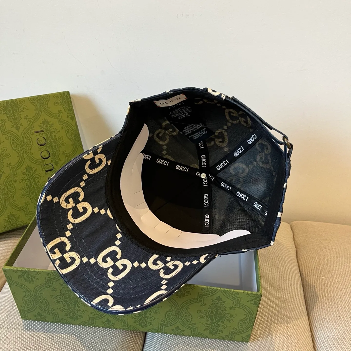 P60 Gucci Baseball Cap♥️GUCCI🧢New product from the official website, baseball cap, original quality, very popular 🔥🎩 The craftsmanship is very exquisite, high-end and classy! Low-key luxury, easy to carry! Running volume!