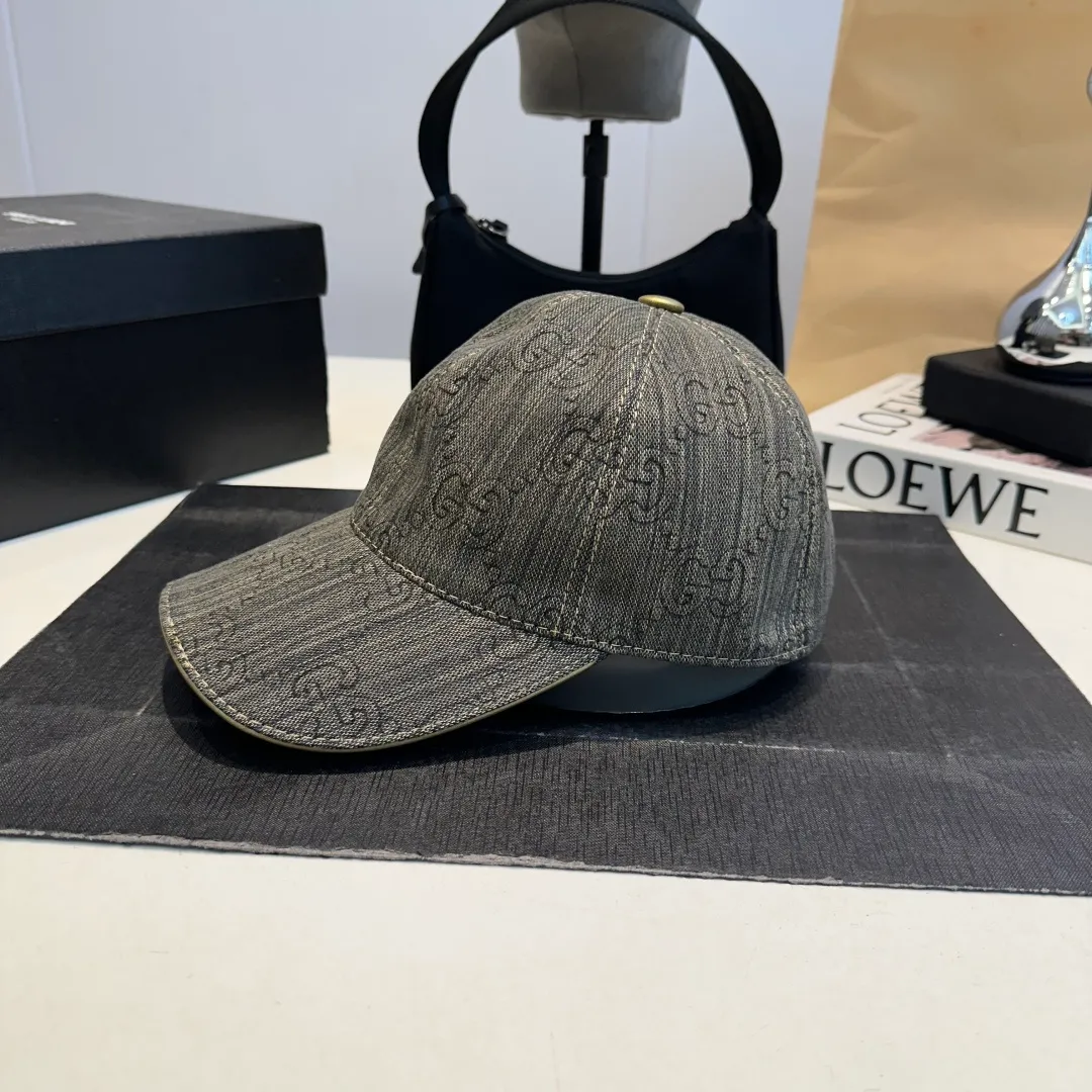 P900,000 classic model is shipped in new colors! Gucci (Gucci) classic original baseball cap 😍😍Customized at the 1:1 counter mold, the highest version, original canvas + first-layer cowhide, light and breathable! Photographed in real life, suitable for men and women in all seasons, basic head circumference 56cm, adjustable patches.