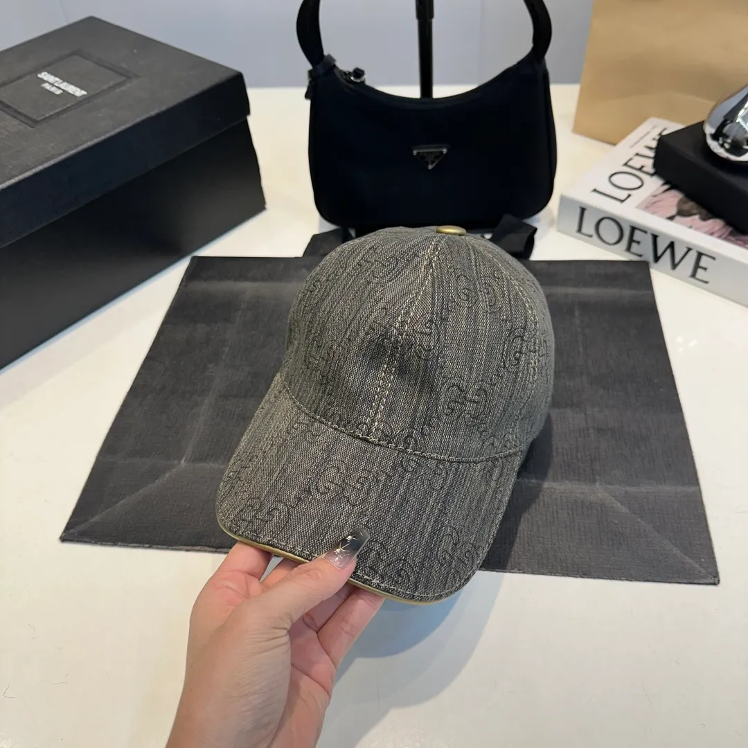 P900,000 classic model is shipped in new colors! Gucci (Gucci) classic original baseball cap 😍😍Customized at the 1:1 counter mold, the highest version, original canvas + first-layer cowhide, light and breathable! Photographed in real life, suitable for men and women in all seasons, basic head circumference 56cm, adjustable patches.