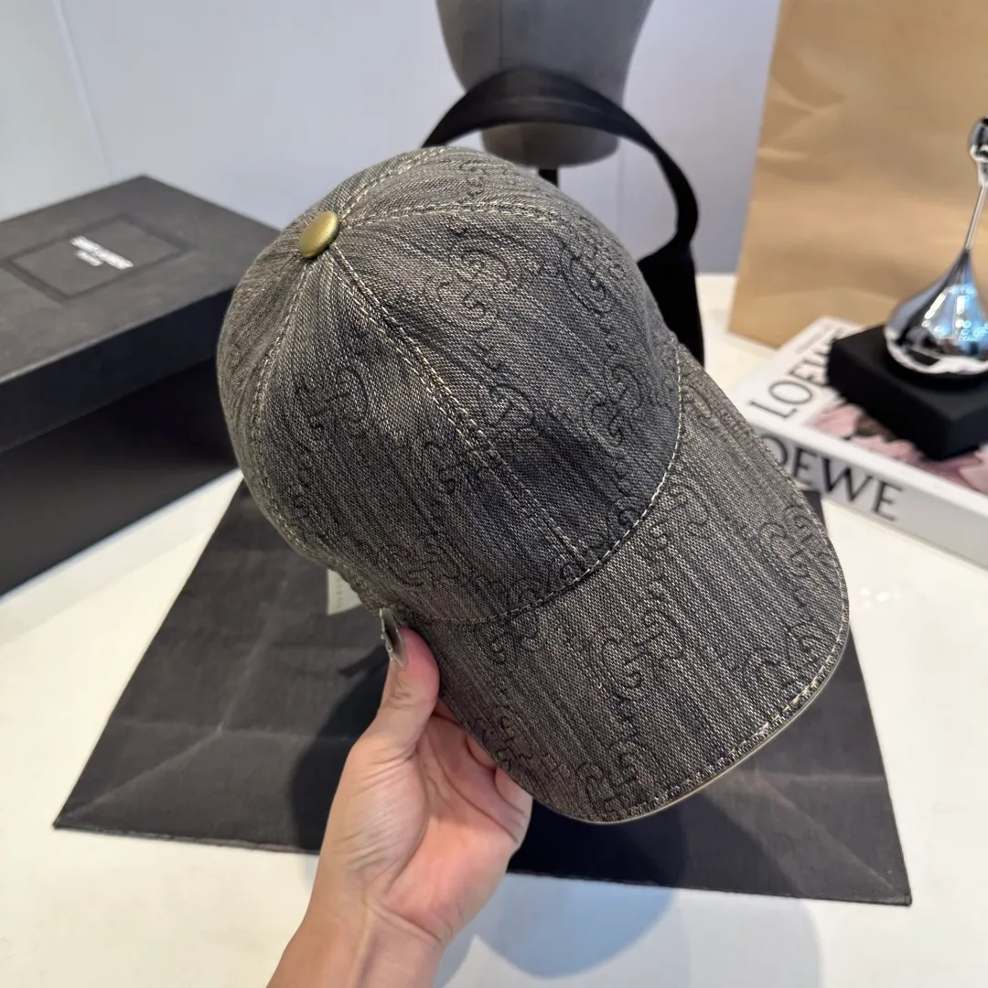 P900,000 classic model is shipped in new colors! Gucci (Gucci) classic original baseball cap 😍😍Customized at the 1:1 counter mold, the highest version, original canvas + first-layer cowhide, light and breathable! Photographed in real life, suitable for men and women in all seasons, basic head circumference 56cm, adjustable patches.