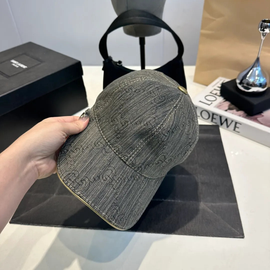 P900,000 classic model is shipped in new colors! Gucci (Gucci) classic original baseball cap 😍😍Customized at the 1:1 counter mold, the highest version, original canvas + first-layer cowhide, light and breathable! Photographed in real life, suitable for men and women in all seasons, basic head circumference 56cm, adjustable patches.