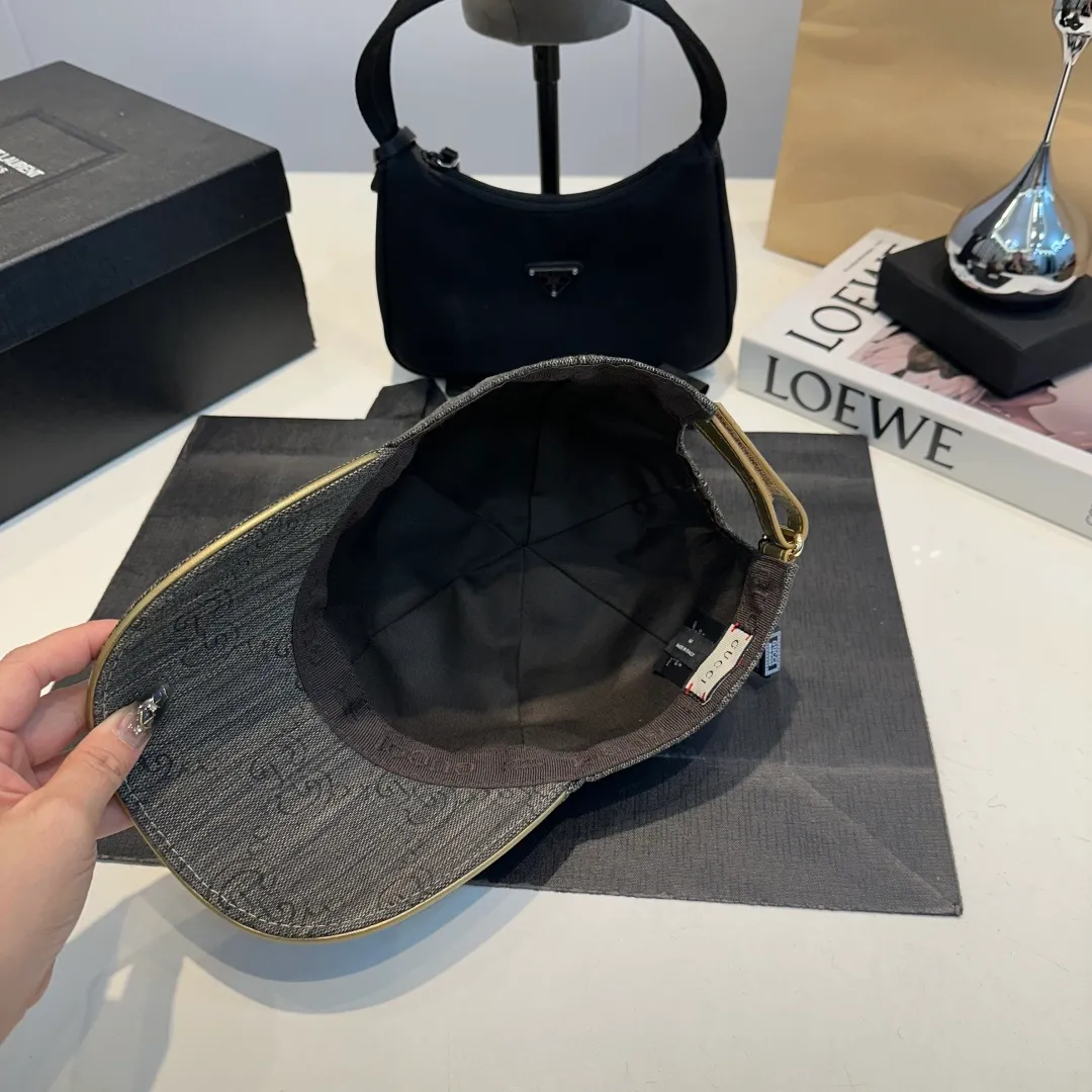 P900,000 classic model is shipped in new colors! Gucci (Gucci) classic original baseball cap 😍😍Customized at the 1:1 counter mold, the highest version, original canvas + first-layer cowhide, light and breathable! Photographed in real life, suitable for men and women in all seasons, basic head circumference 56cm, adjustable patches.