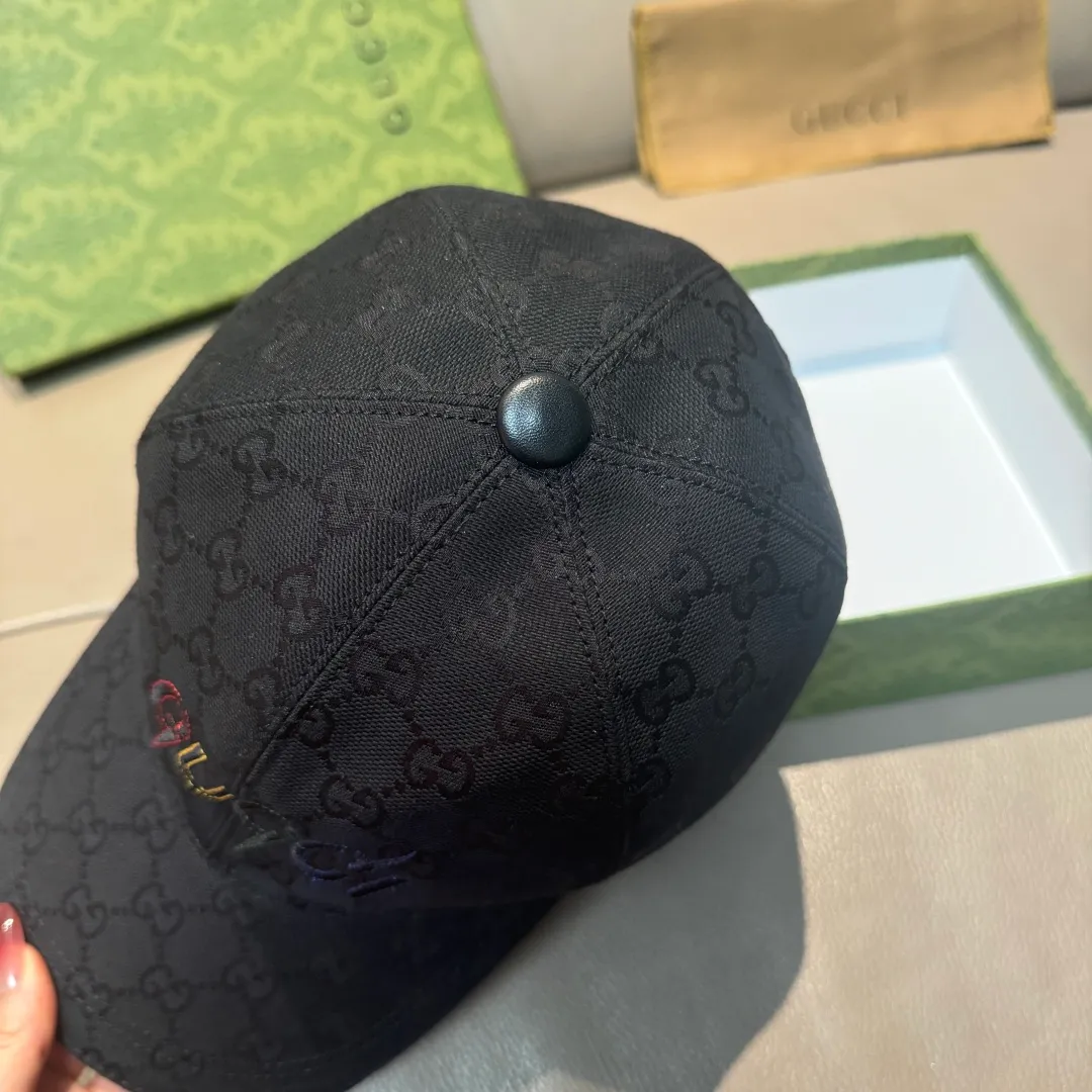 P90, Gucci's new original baseball cap, artistic word embroidery, 1:1 mold customization, heavy embroidery, details comparable to those at counters, original canvas fabric + first-layer cowhide, pure cotton lining, great quality! The first choice for handsome men and beautiful women, fashionable and versatile. Basic head circumference 56, adjustable patch