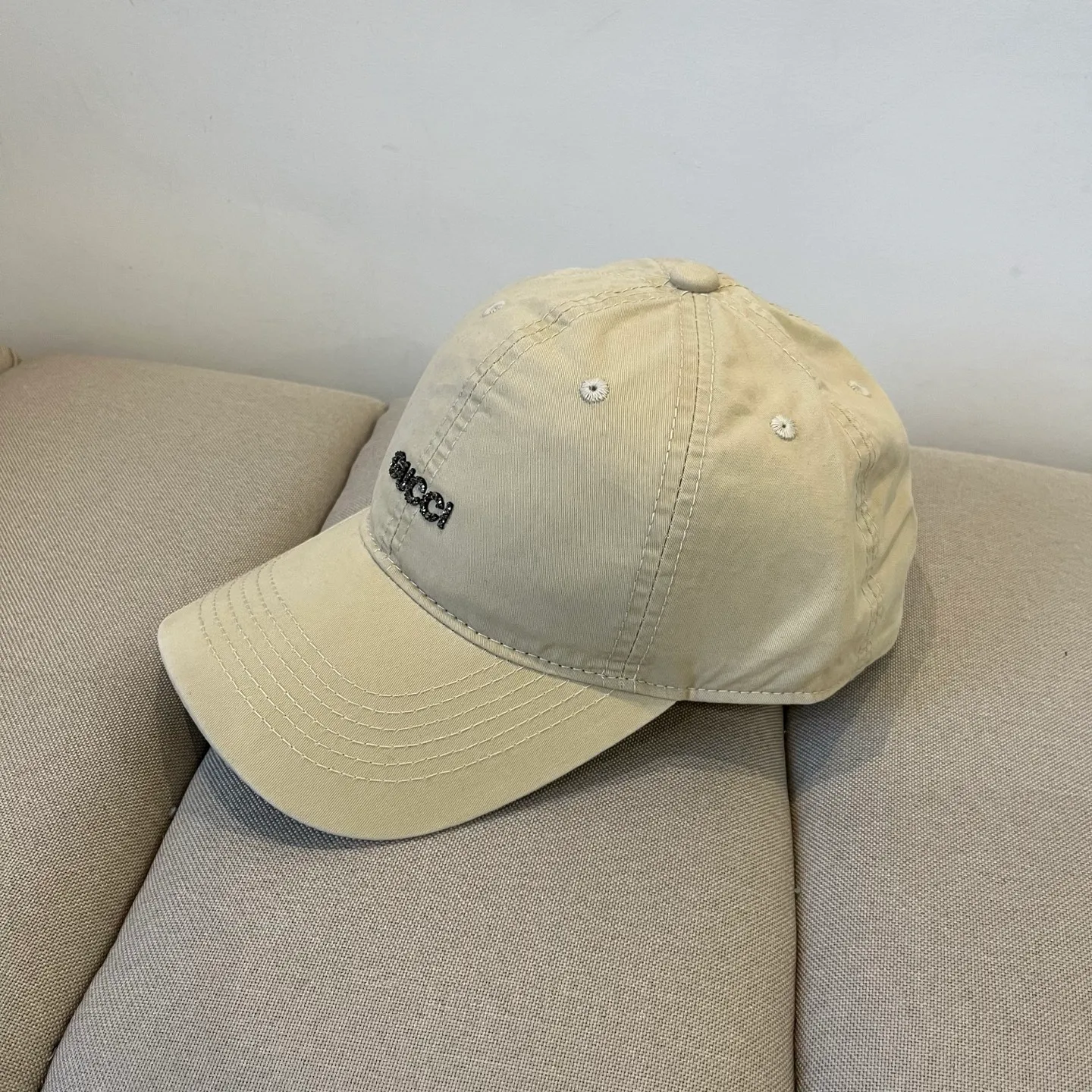 P60 Gucci Baseball Cap♥️GUCCI🧢New product from the official website, baseball cap, original quality, very popular 🔥🎩 The craftsmanship is very exquisite, high-end and classy! Low-key luxury, easy to carry! Running volume!