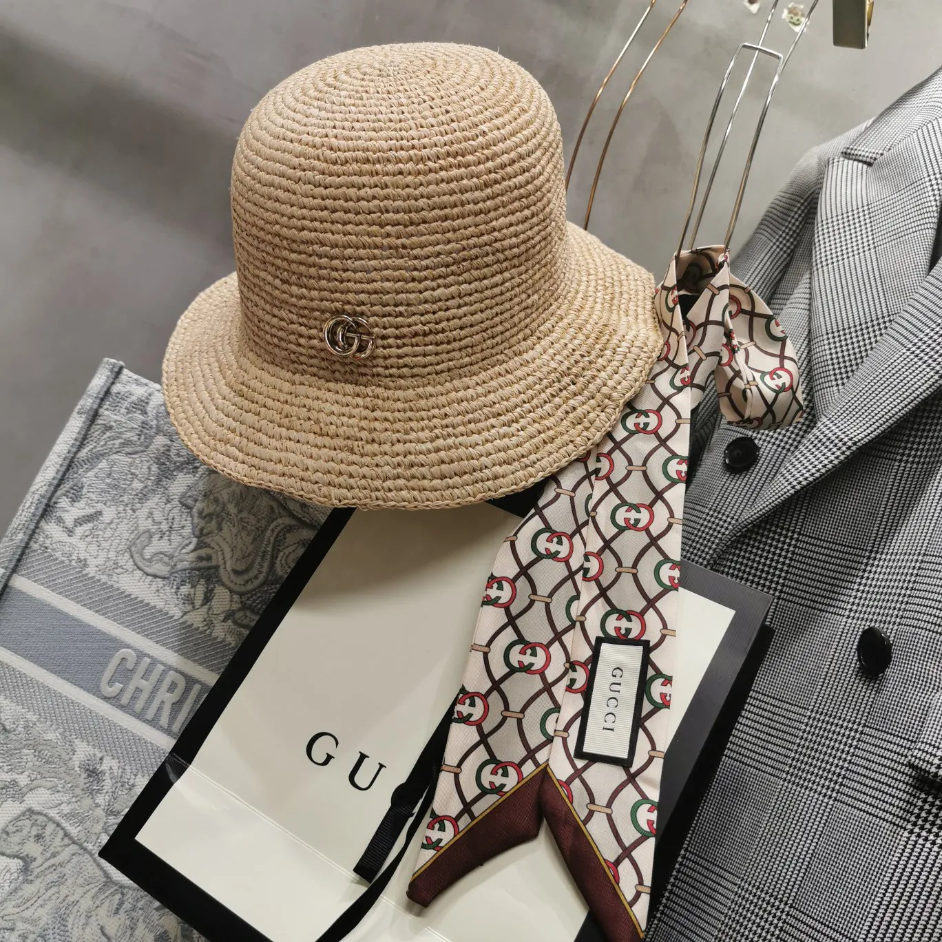 Special batch of 110 celebrity-style Gucci raffia hand-knitted small basin hats. This year the popularity has not diminished and remains popular. Fashion bloggers must have high-quality raffia! The color is uniform and smoothed by hand. The color will become better and better after a few years! Material: 100% high-quality raffia Head circumference: 57cm Built-in sweatband adjustable