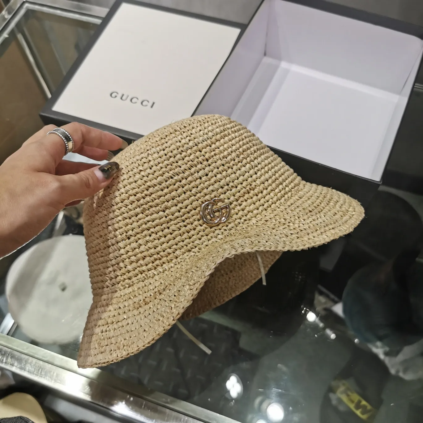 Special batch of 110 celebrity-style Gucci raffia hand-knitted small basin hats. This year the popularity has not diminished and remains popular. Fashion bloggers must have high-quality raffia! The color is uniform and smoothed by hand. The color will become better and better after a few years! Material: 100% high-quality raffia Head circumference: 57cm Built-in sweatband adjustable