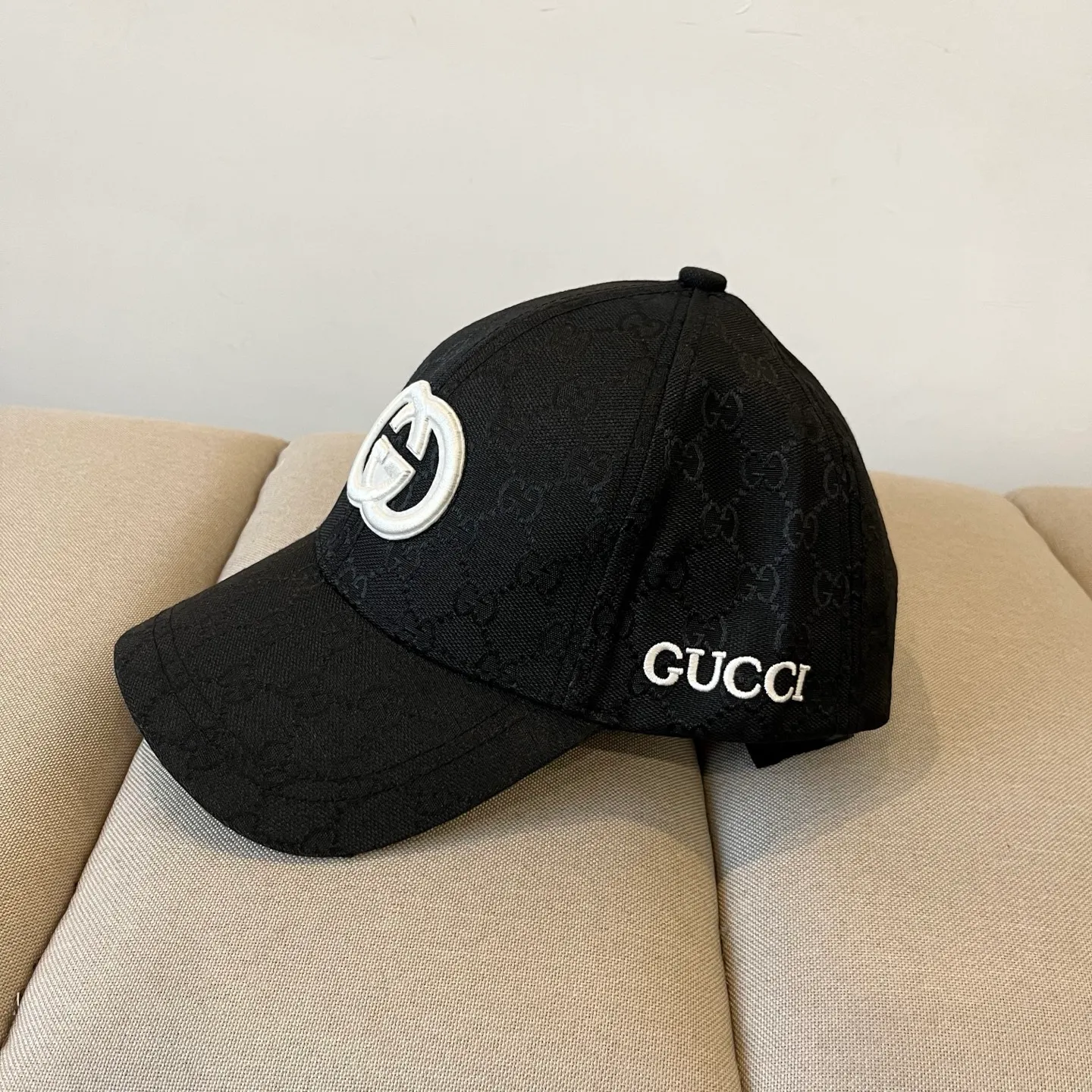 P56 Gucci Baseball Cap♥️GUCCI🧢New product from the official website, baseball cap, original quality, hot arrival 🔥🎩 The craftsmanship is very exquisite, high-end and classy! Low-key luxury, easy to carry! Running volume!