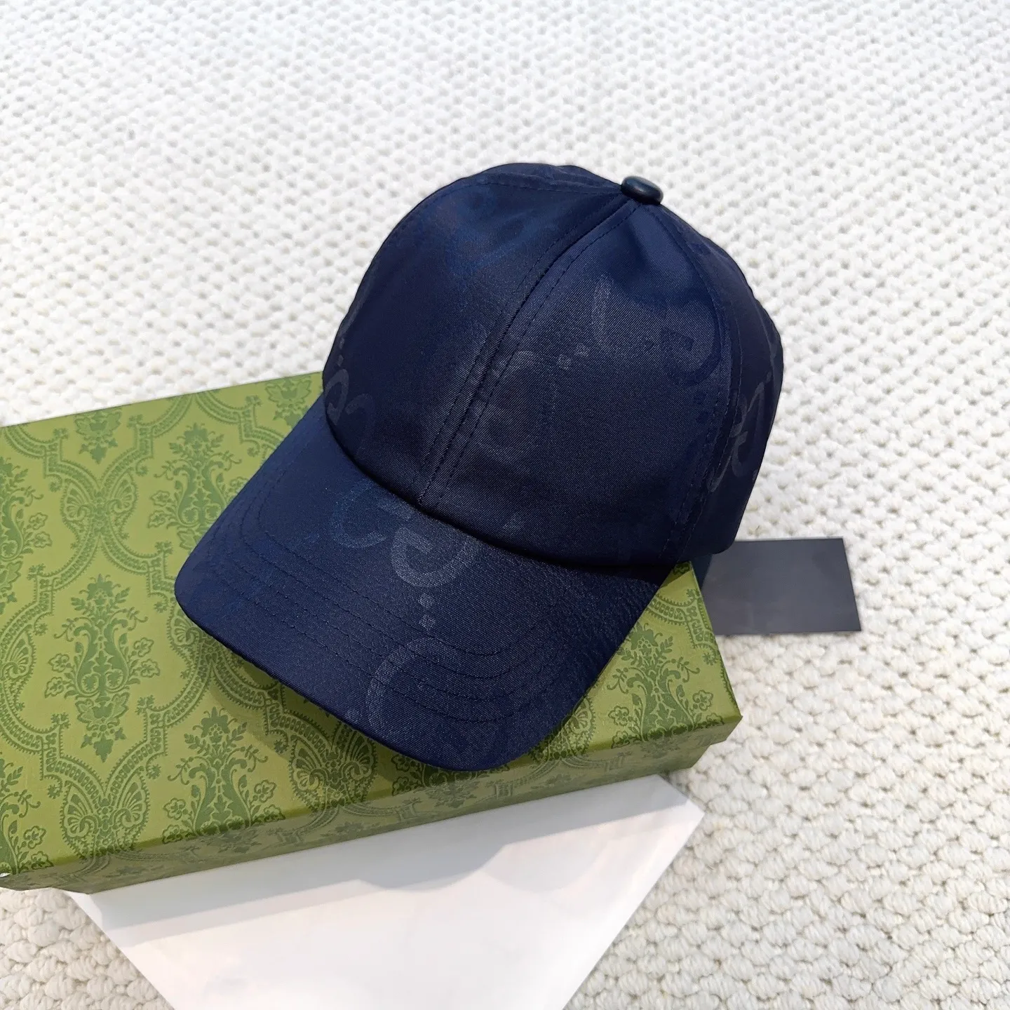 P66 original quality GUCCI Gucci baseball cap🧢Official website new product Gucci baseball cap🧢hot coming. The craftsmanship is very exquisite, high-end and classy! Low-key luxury, easy to carry! Running volume!