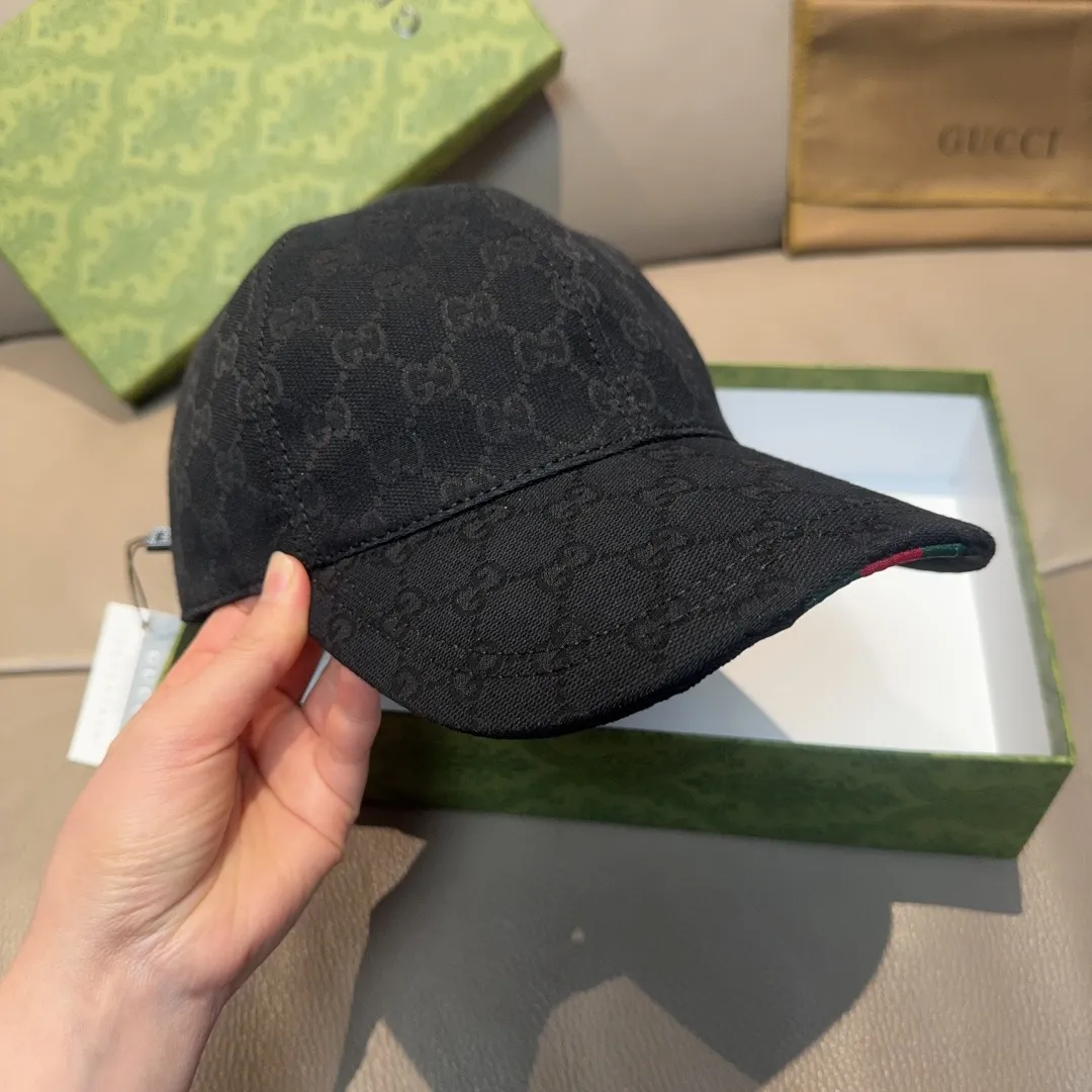 P90 original version shipped!   , Gucci (Gucci) latest original baseball cap, wide webbing. 1:1 mold opening and customization at the counter, the highest version, original canvas fabric + first-layer cowhide, light and breathable! Photographed in real life, suitable for men and women in all seasons, basic head circumference 56cm, adjustable patches.