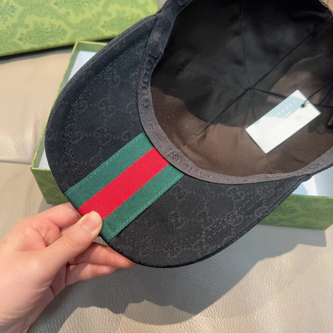P90 original version shipped!   , Gucci (Gucci) latest original baseball cap, wide webbing. 1:1 mold opening and customization at the counter, the highest version, original canvas fabric + first-layer cowhide, light and breathable! Photographed in real life, suitable for men and women in all seasons, basic head circumference 56cm, adjustable patches.