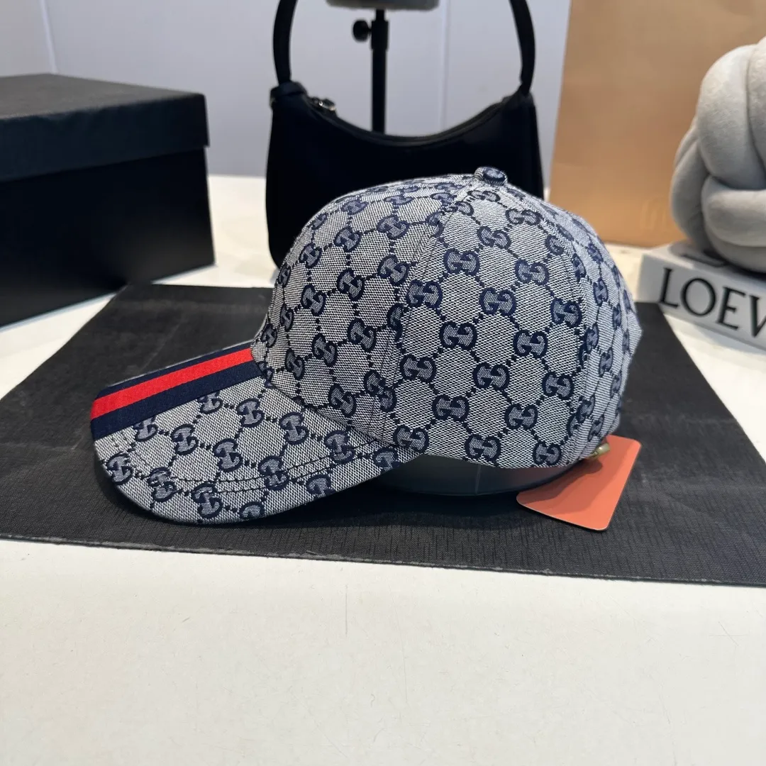 P70 original version shipped! Gucci's latest original baseball cap with wide webbing. 1:1 mold opening and customization at the counter, the highest version, original canvas fabric + first-layer cowhide, light and breathable! Photographed in real life, suitable for men and women in all seasons, basic head circumference 56