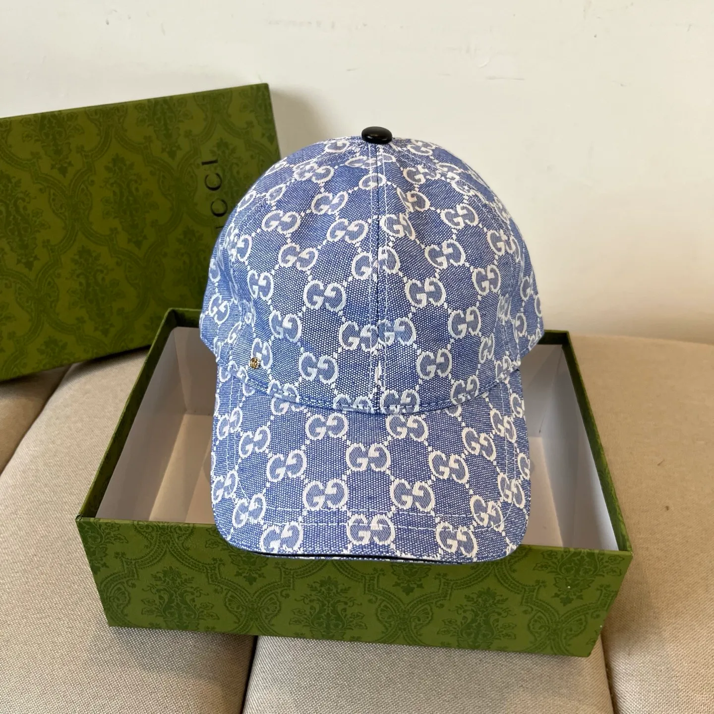P60 Gucci Baseball Cap♥️GUCCI🧢New product from the official website, baseball cap, original quality, very popular 🔥🎩 The craftsmanship is very exquisite, high-end and classy! Low-key luxury, easy to carry! Running volume!