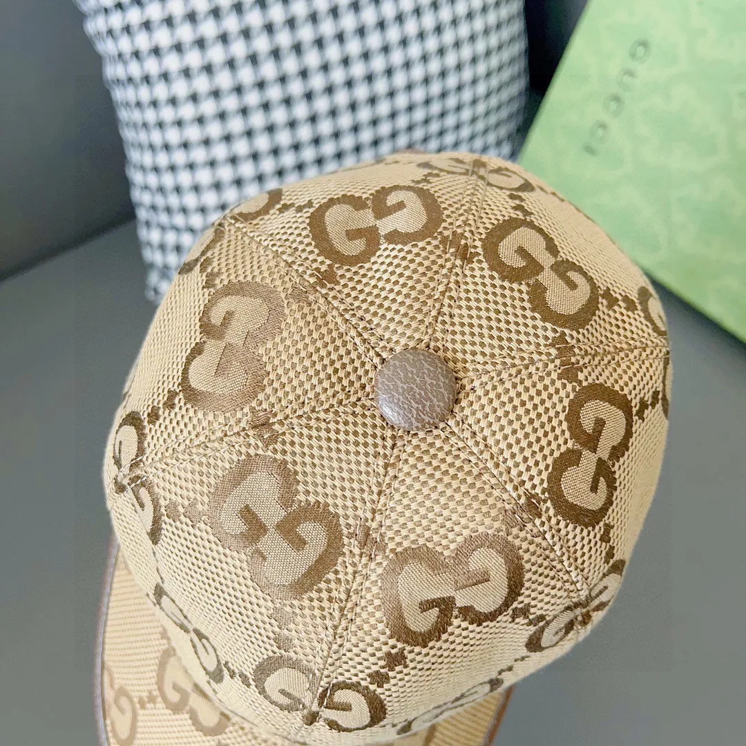 Batch 90, Gucci's new original baseball cap, large double G, 1:1 mold customization at the counter, perfect pattern, original canvas fabric + first-layer cowhide, light and breathable! The basic head circumference is 56cm, and the patch is adjustable.