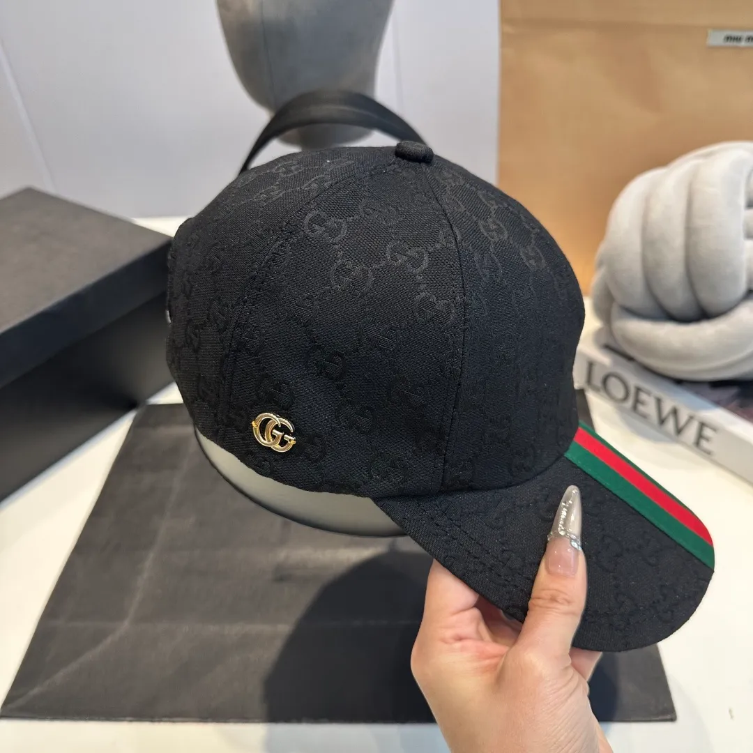 P70 original version shipped! Gucci's latest original baseball cap with wide webbing. 1:1 mold opening and customization at the counter, the highest version, original canvas fabric + first-layer cowhide, light and breathable! Photographed in real life, suitable for men and women in all seasons, basic head circumference 56