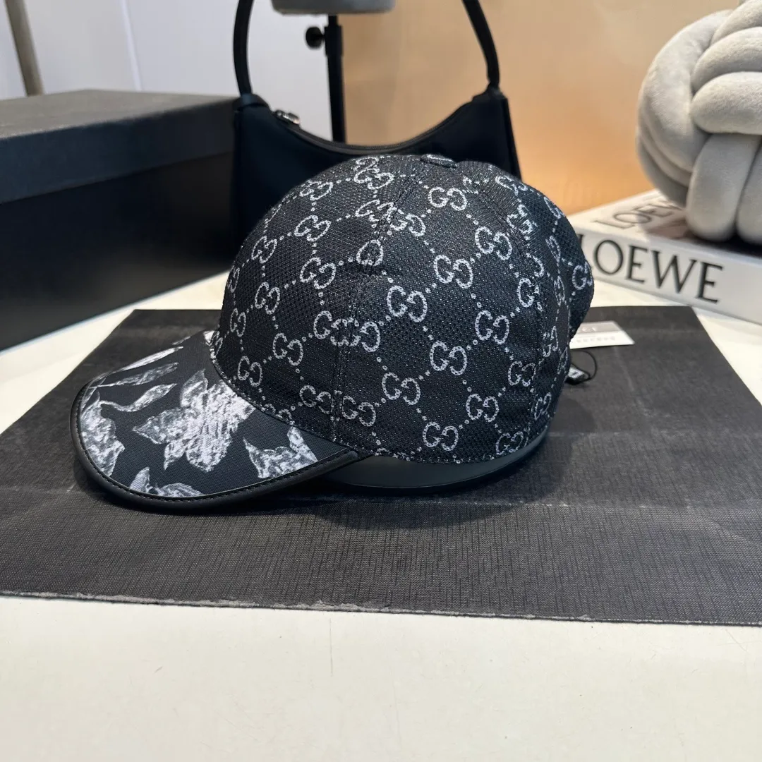 P90 Gucci's latest original baseball cap with wide webbing. 1:1 mold opening and customization at the counter, the highest version, original canvas fabric + first-layer cowhide, light and breathable! Photographed in real life, suitable for men and women in all seasons, basic head circumference 56cm, adjustable patches.