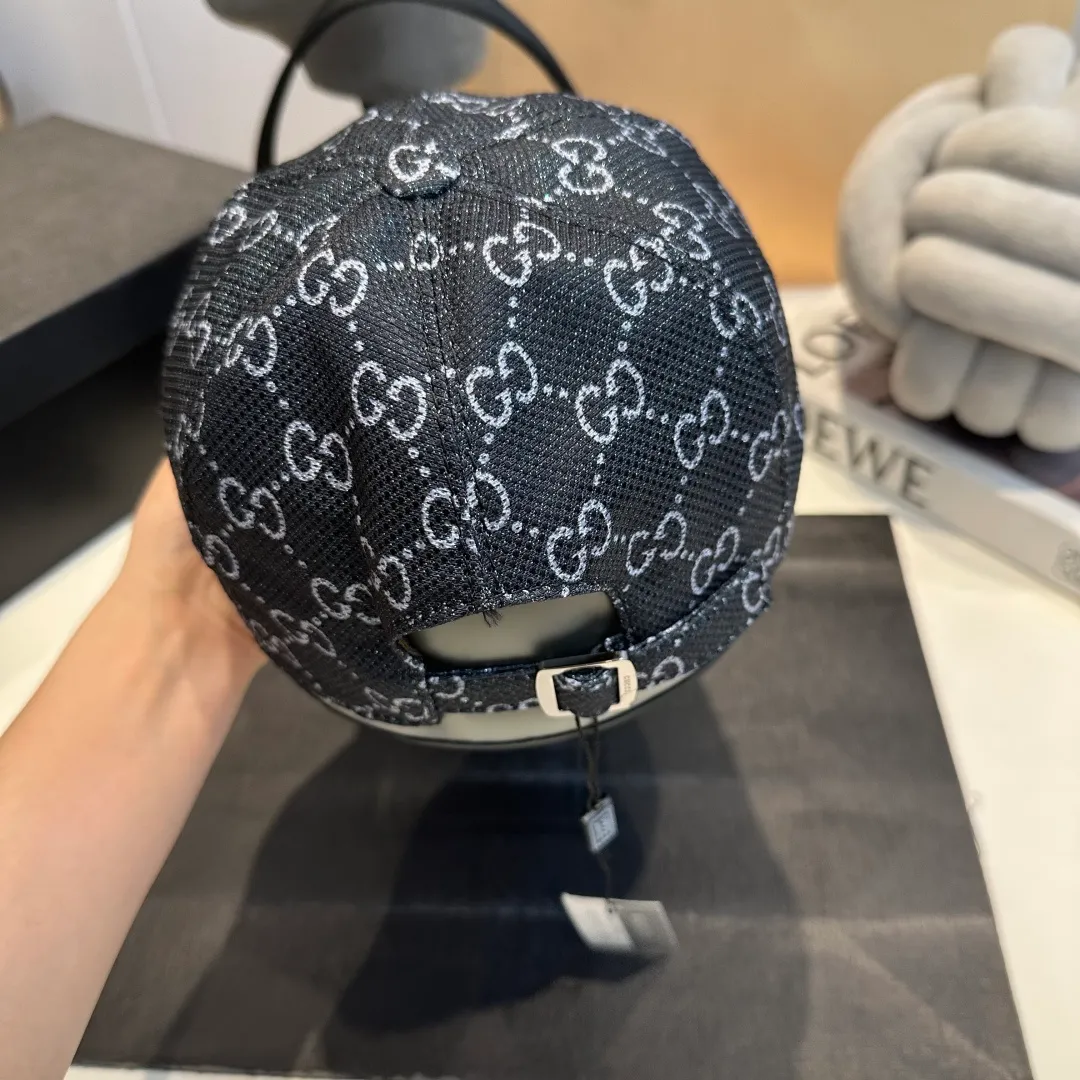 P90 Gucci's latest original baseball cap with wide webbing. 1:1 mold opening and customization at the counter, the highest version, original canvas fabric + first-layer cowhide, light and breathable! Photographed in real life, suitable for men and women in all seasons, basic head circumference 56cm, adjustable patches.