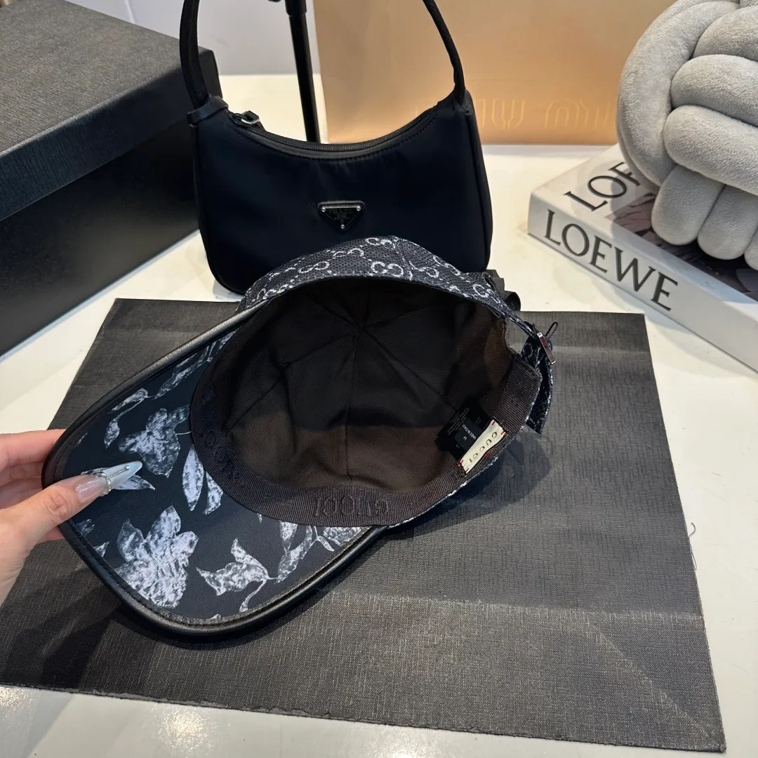 P90 Gucci's latest original baseball cap with wide webbing. 1:1 mold opening and customization at the counter, the highest version, original canvas fabric + first-layer cowhide, light and breathable! Photographed in real life, suitable for men and women in all seasons, basic head circumference 56cm, adjustable patches.