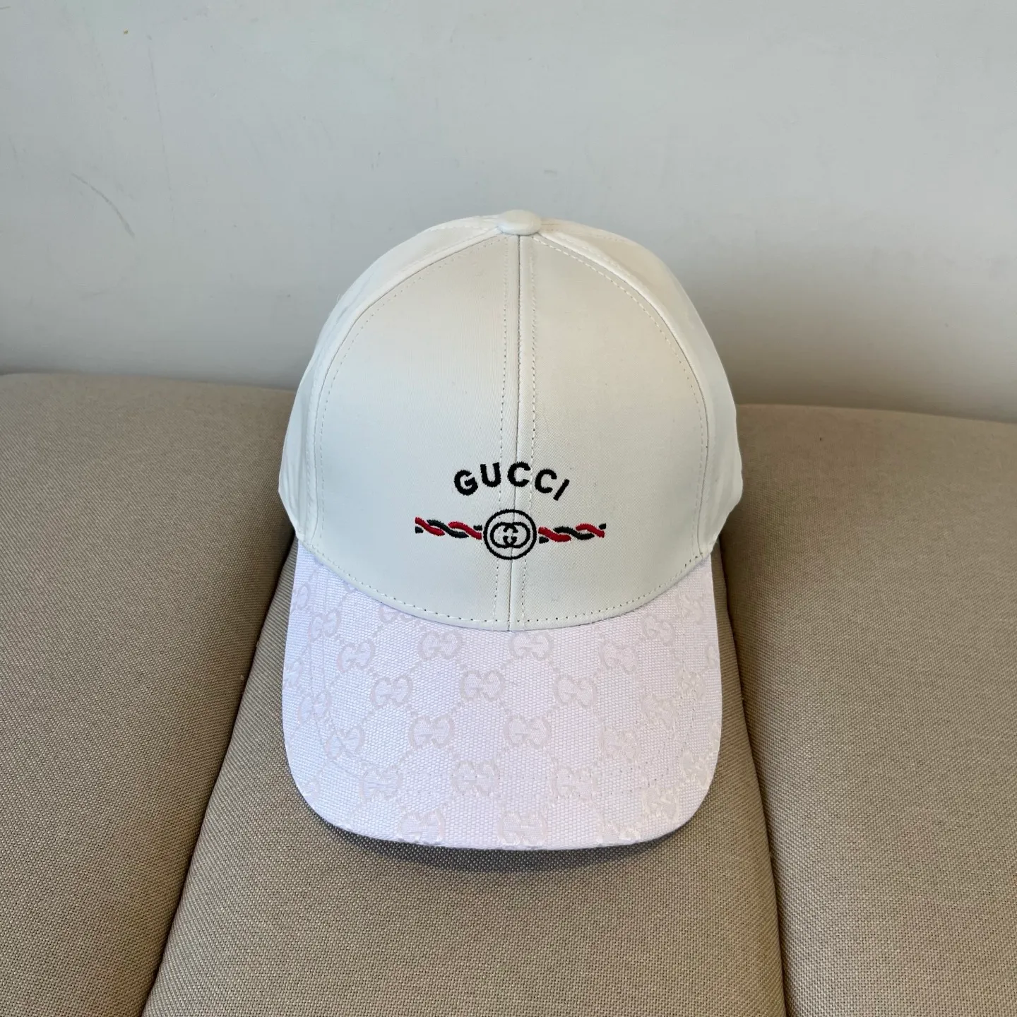 P60 Gucci Baseball Cap♥️GUCCI🧢New product from the official website, baseball cap, original quality, very popular 🔥🎩 The craftsmanship is very exquisite, high-end and classy! Low-key luxury, easy to carry! Running volume!