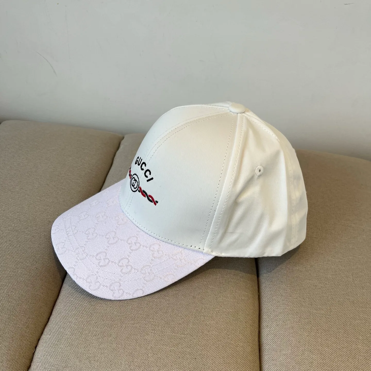 P60 Gucci Baseball Cap♥️GUCCI🧢New product from the official website, baseball cap, original quality, very popular 🔥🎩 The craftsmanship is very exquisite, high-end and classy! Low-key luxury, easy to carry! Running volume!