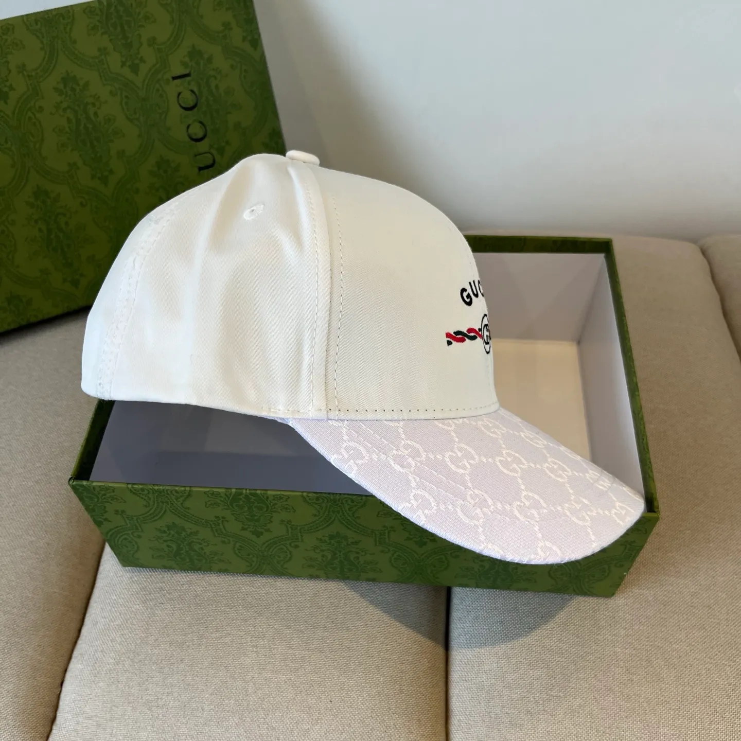 P60 Gucci Baseball Cap♥️GUCCI🧢New product from the official website, baseball cap, original quality, very popular 🔥🎩 The craftsmanship is very exquisite, high-end and classy! Low-key luxury, easy to carry! Running volume!
